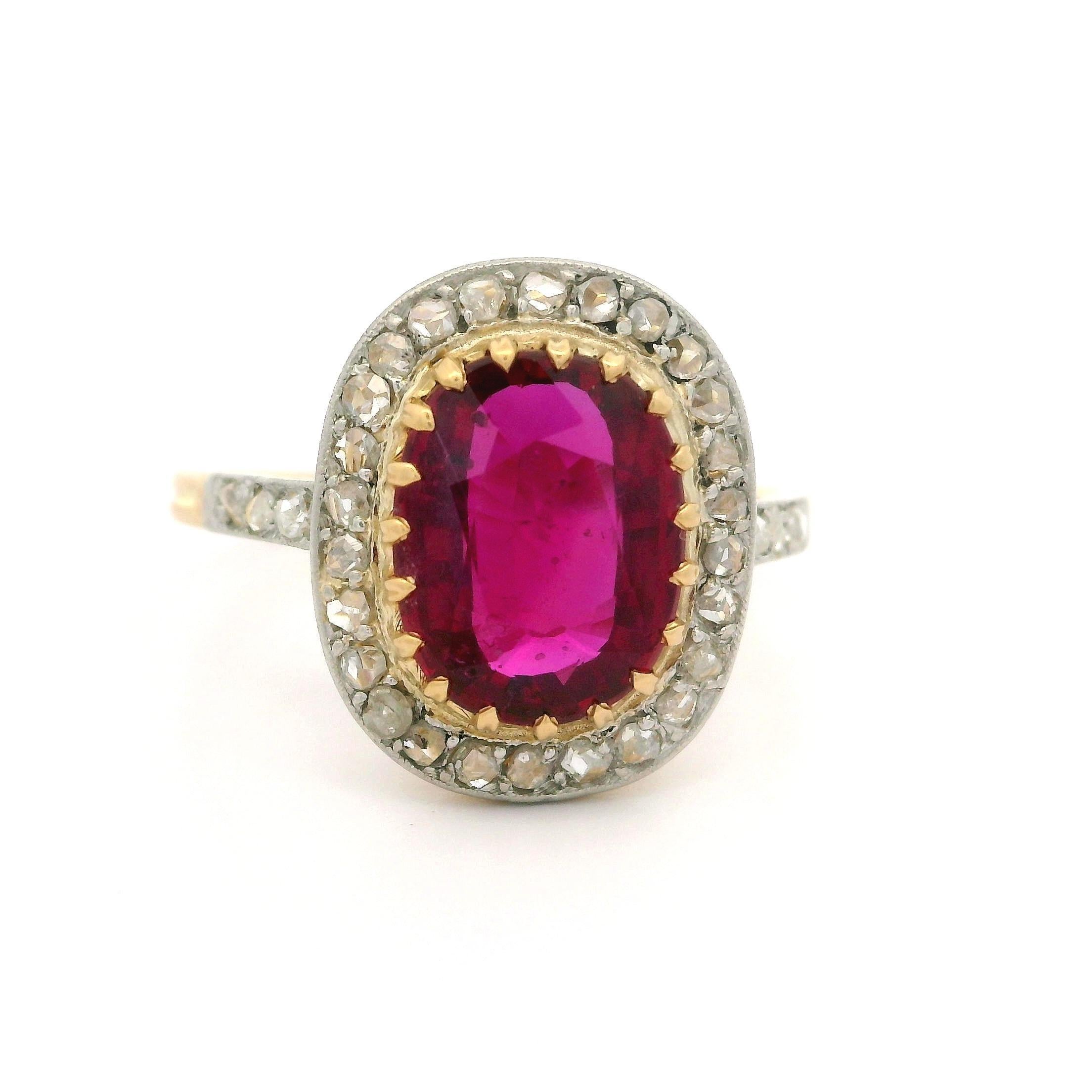 De las mujeres Anillo con halo de diamantes de rubí de la época eduardiana francesa en oro de 18 quilates y platino GIA de 2,13 quilates sin calor en venta