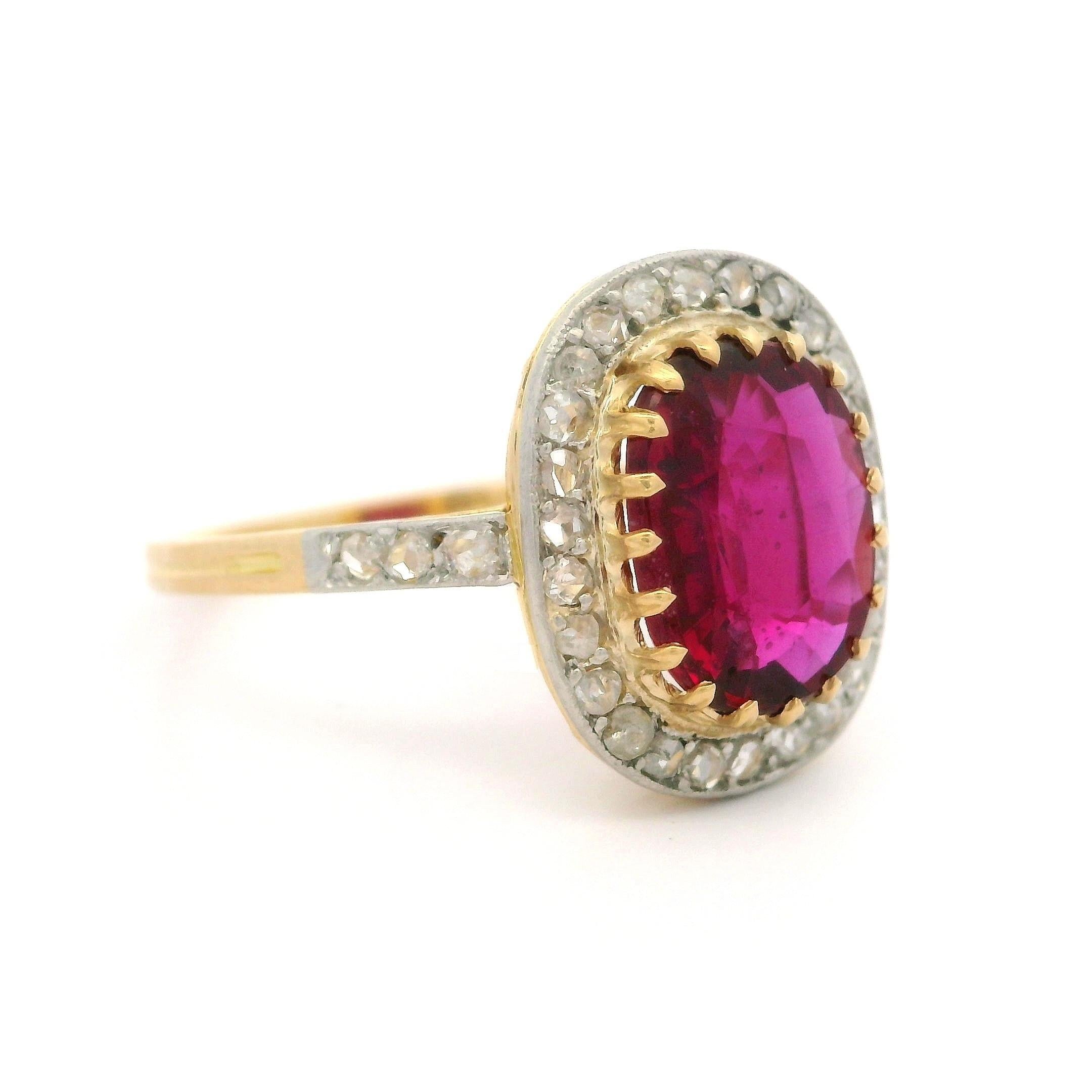 Anillo con halo de diamantes de rubí de la época eduardiana francesa en oro de 18 quilates y platino GIA de 2,13 quilates sin calor en venta 1