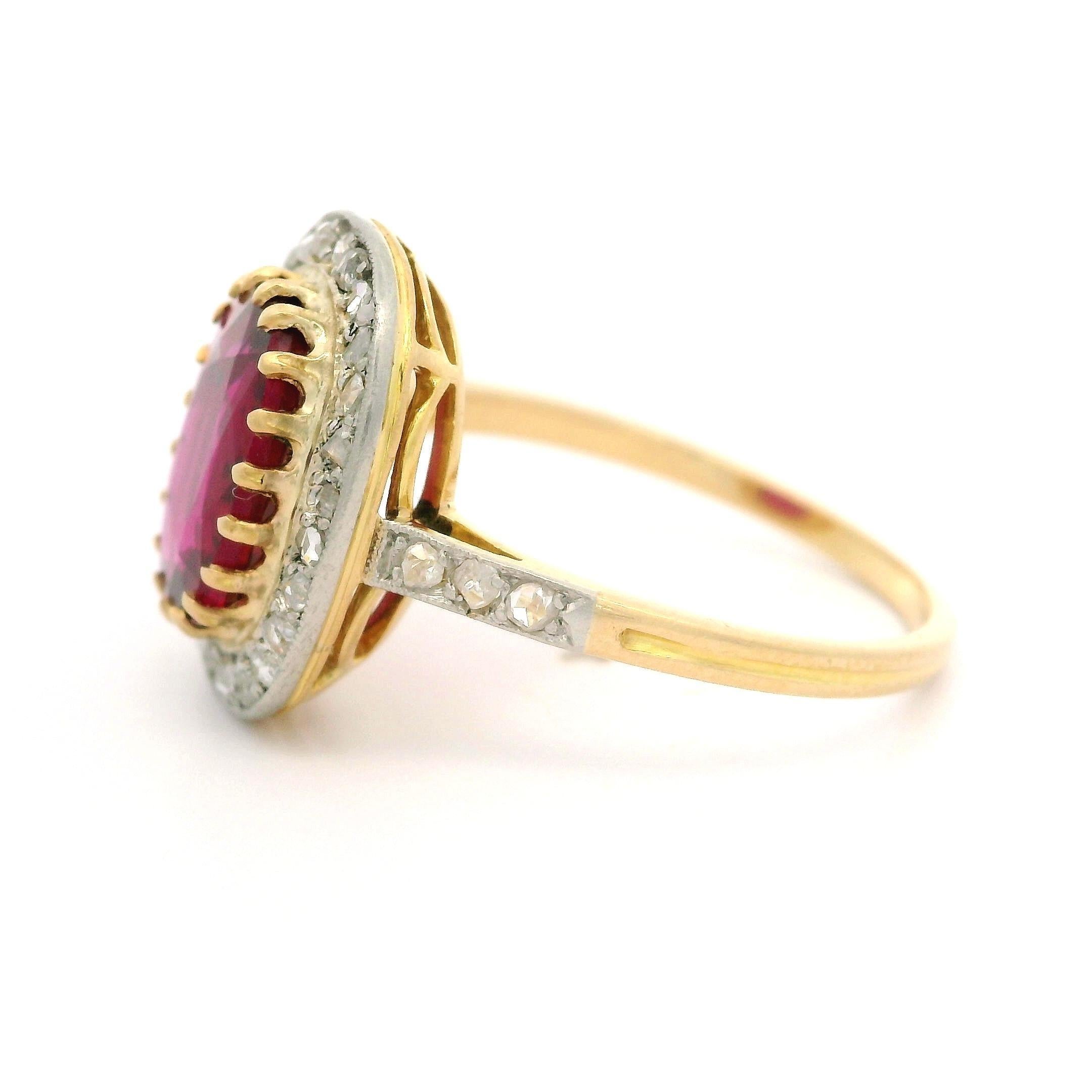 Anillo con halo de diamantes de rubí de la época eduardiana francesa en oro de 18 quilates y platino GIA de 2,13 quilates sin calor en venta 3