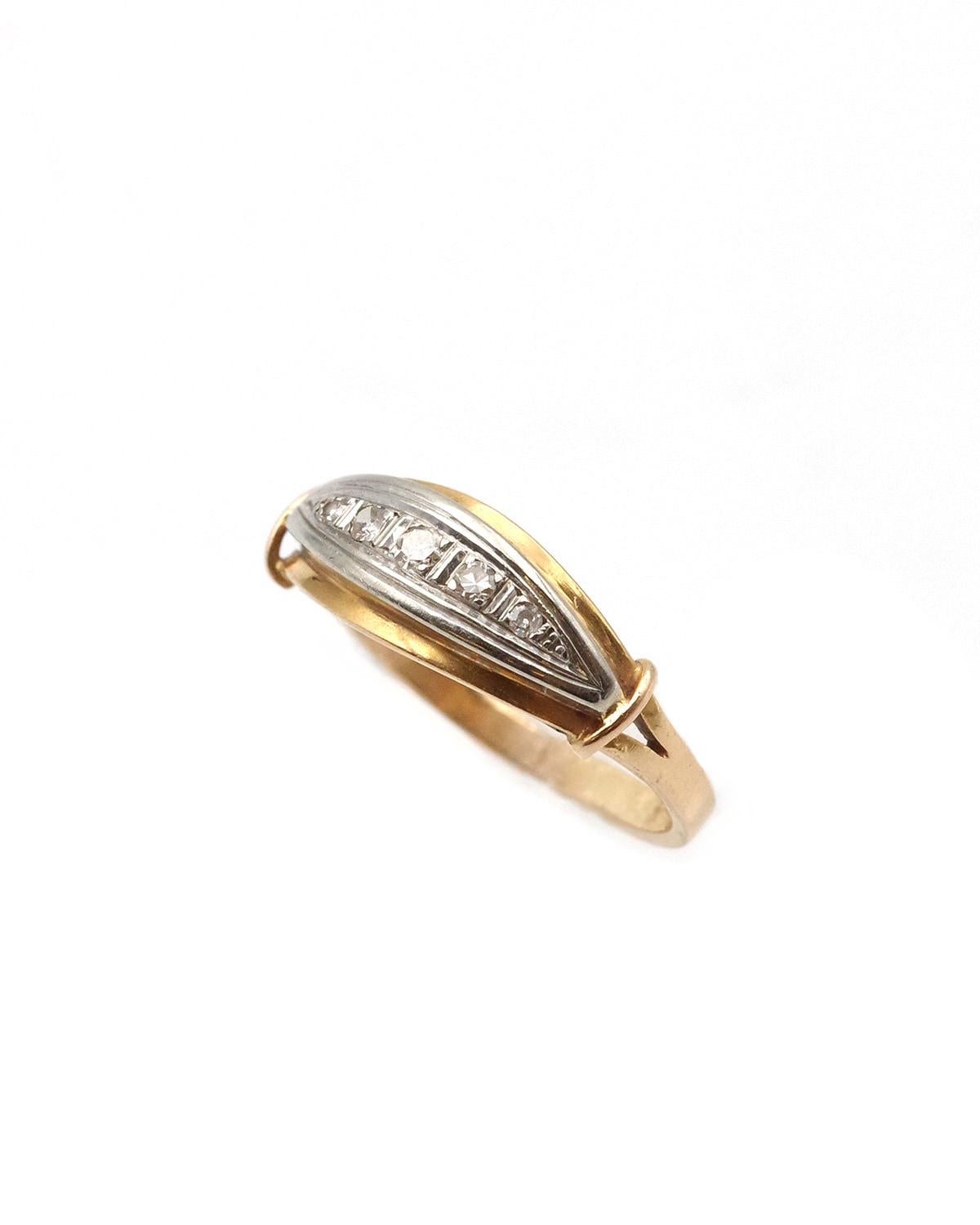 Bague Art déco en or 18 carats et platine. Bague ancienne de la période Arte Antiques ornée d'une rangée de cinq diamants de taille 8/8 dans une monture en platine. Les épaules de l'anneau sont ornées d'un fin godron. Bague ancienne, circa 1930,