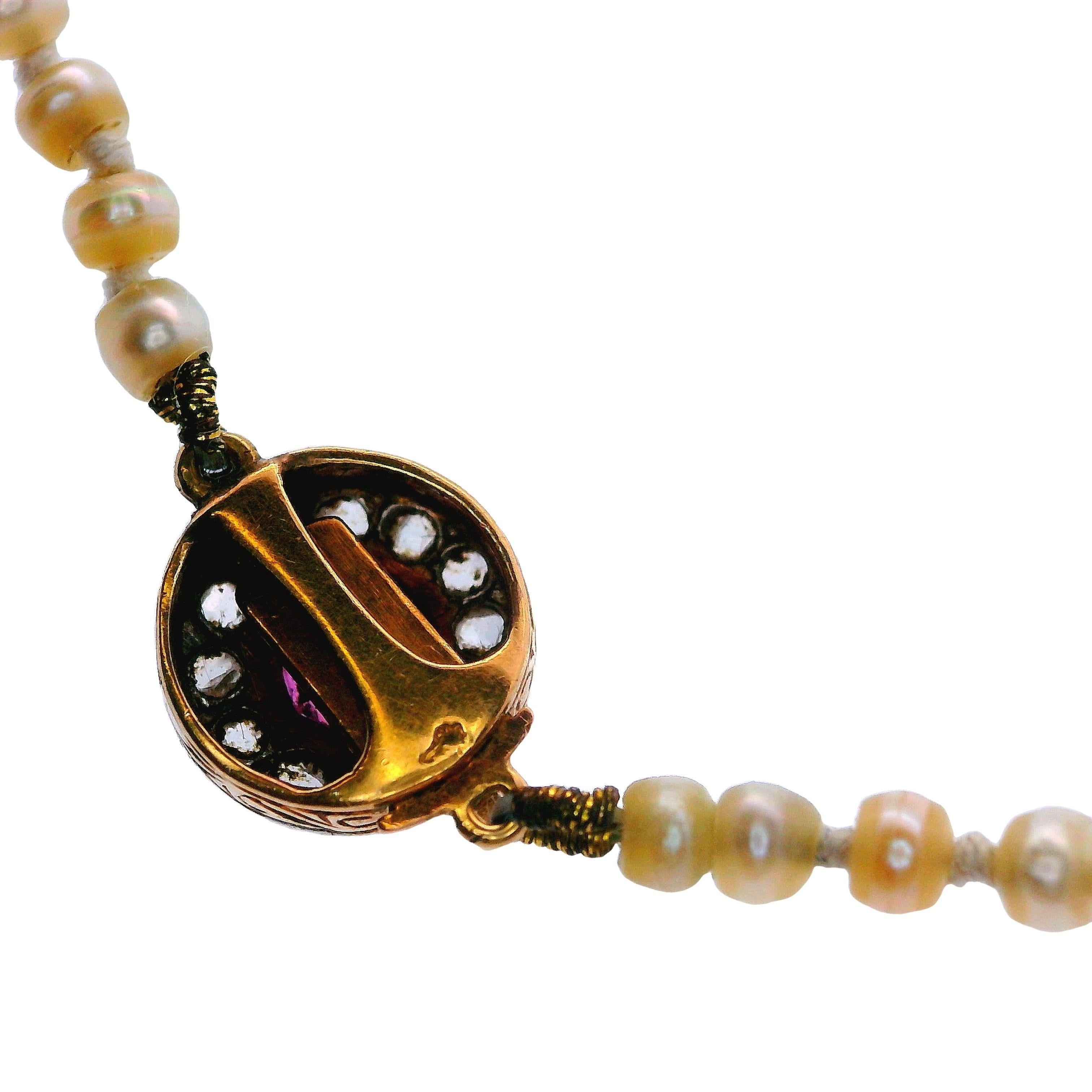 Französische edwardianische Naturperlen-Halskette aus 18 Karat Gold mit Diamanten und Rubinen im Angebot 1