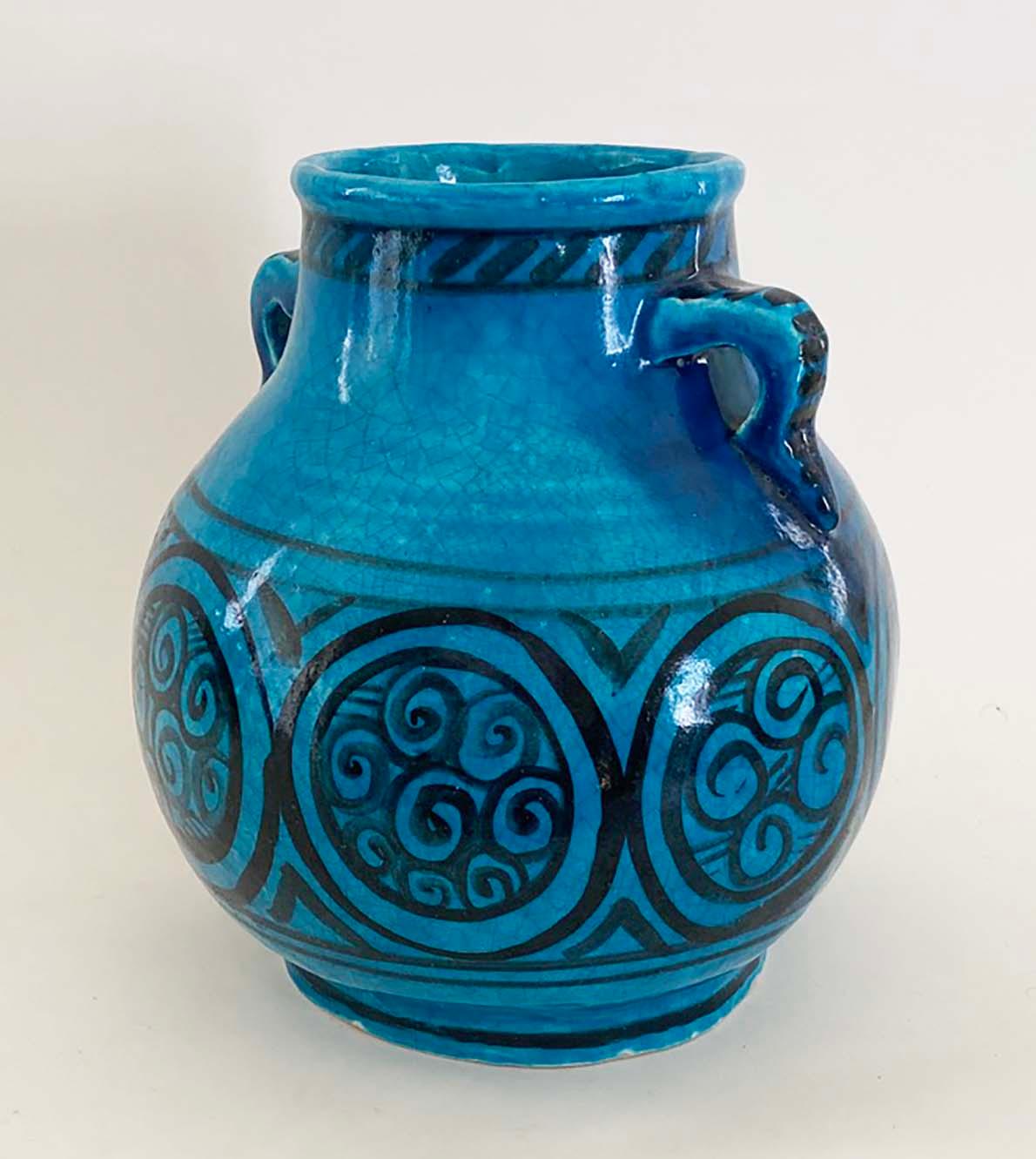 Ecco un insolito vaso decorato del ceramista francese Raoul Lachenal (1885-1956), figlio di Edmond Lachenal, anch'egli famoso ceramista. Il colore blu egiziano e lo smalto crepla sono la firma di Lachenal. La decorazione stampata a mano di questo