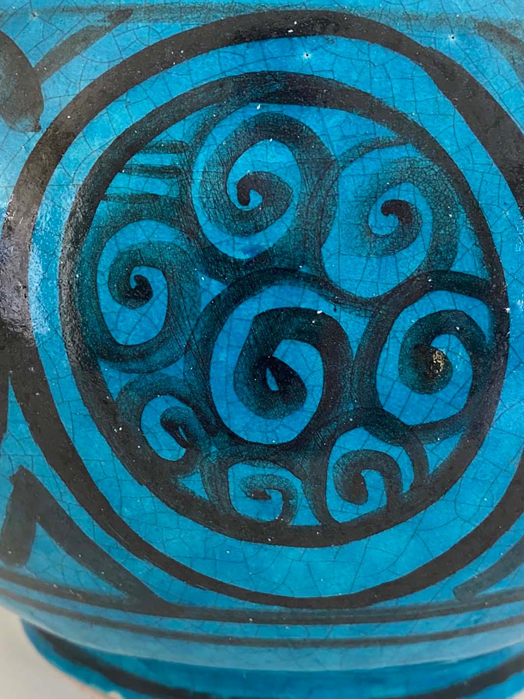 Art Déco Vaso decorato con smalto blu egiziano francese di Raoul Lachenal, 1930 ca. in vendita
