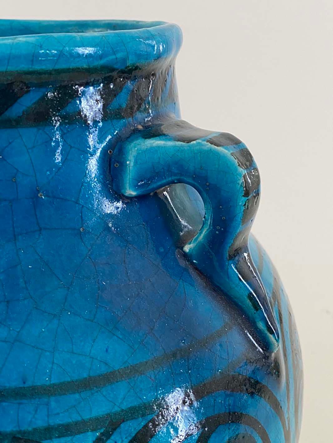 Dipinto a mano Vaso decorato con smalto blu egiziano francese di Raoul Lachenal, 1930 ca. in vendita
