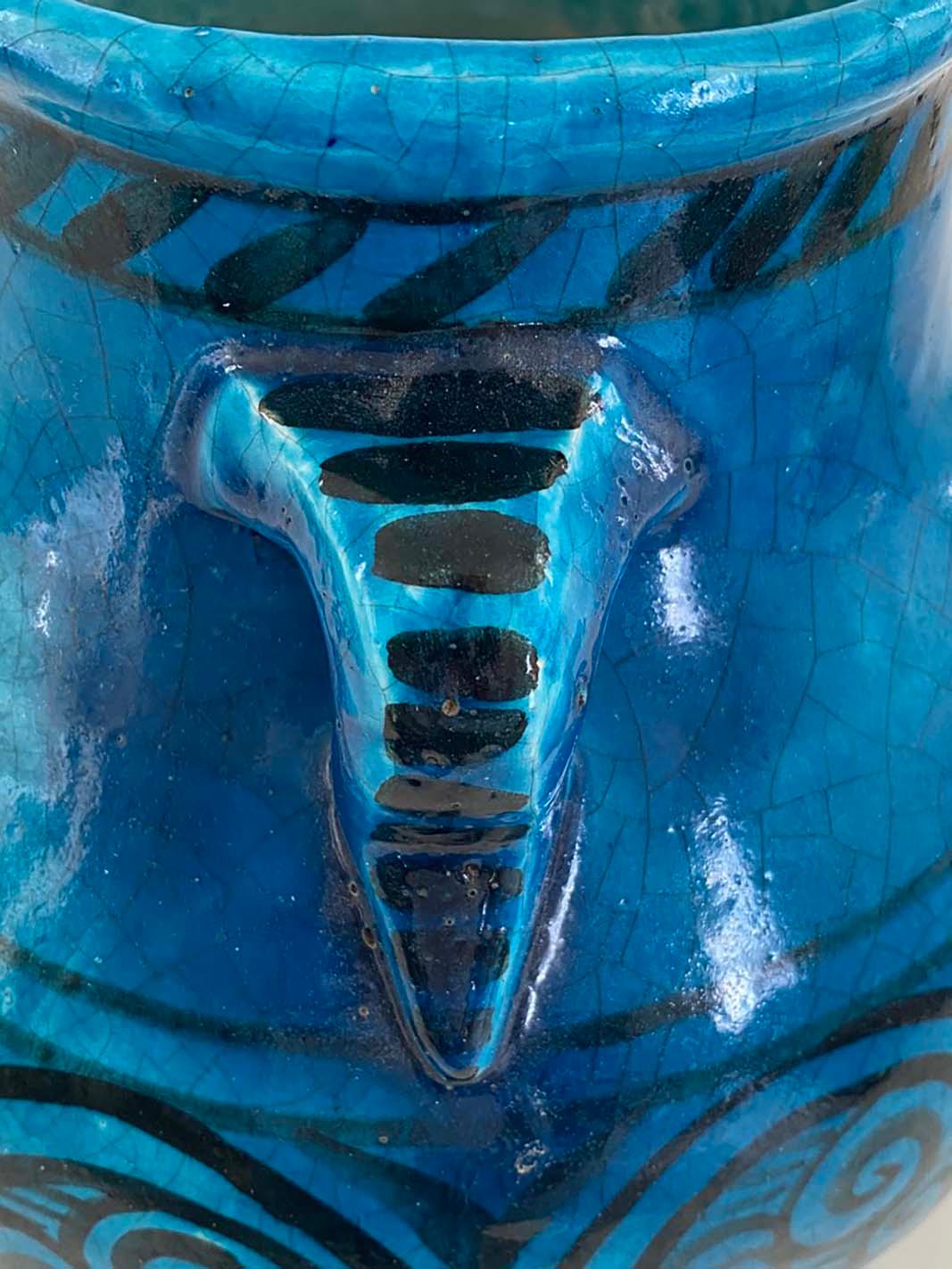 Vaso decorato con smalto blu egiziano francese di Raoul Lachenal, 1930 ca. In condizioni buone in vendita a Minneapolis, MN