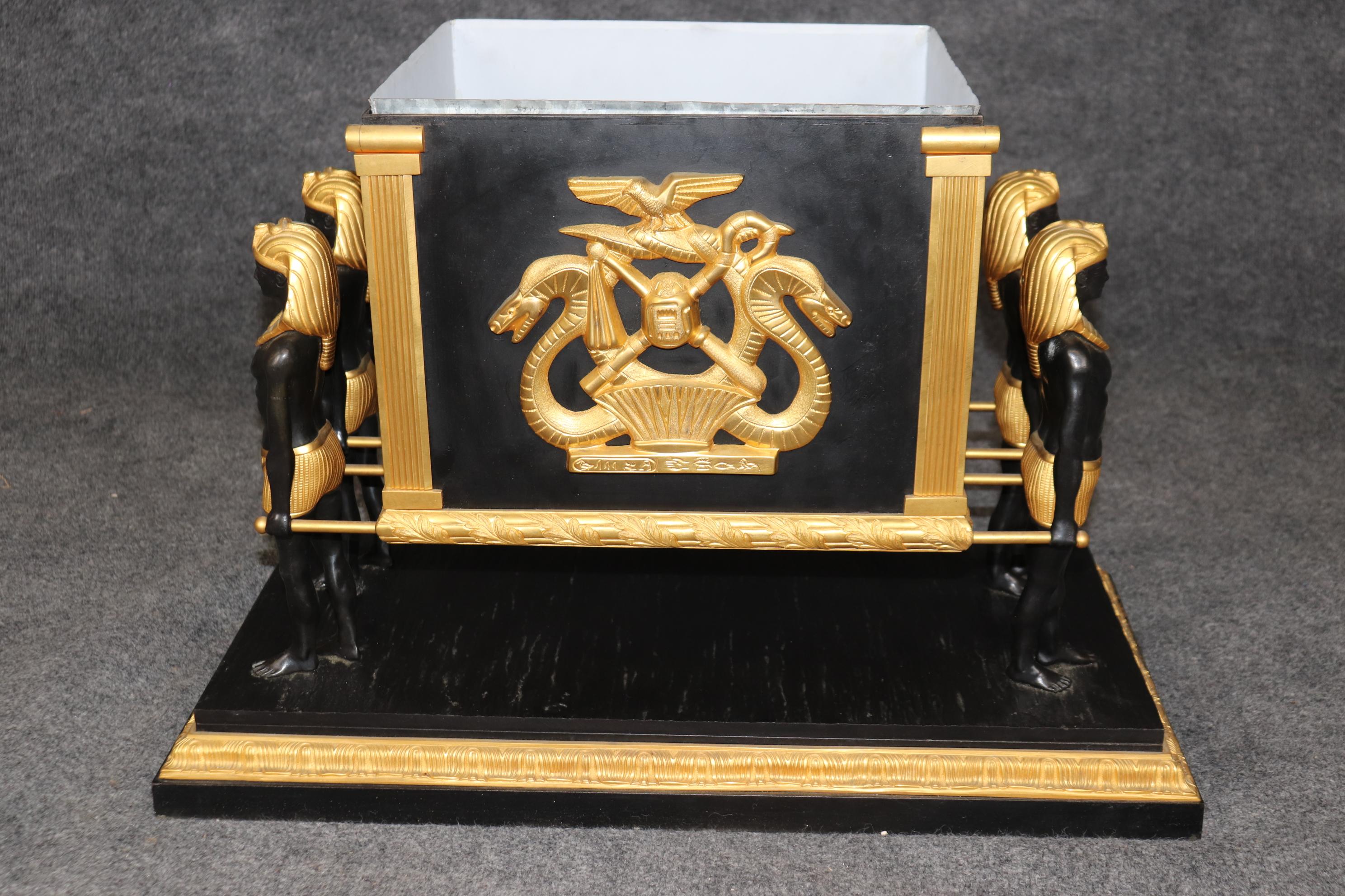 Französisch ägyptischen Revival Ebonized vergoldetem Metall figuralen Pflanzer CIRCA 1950s im Angebot 5