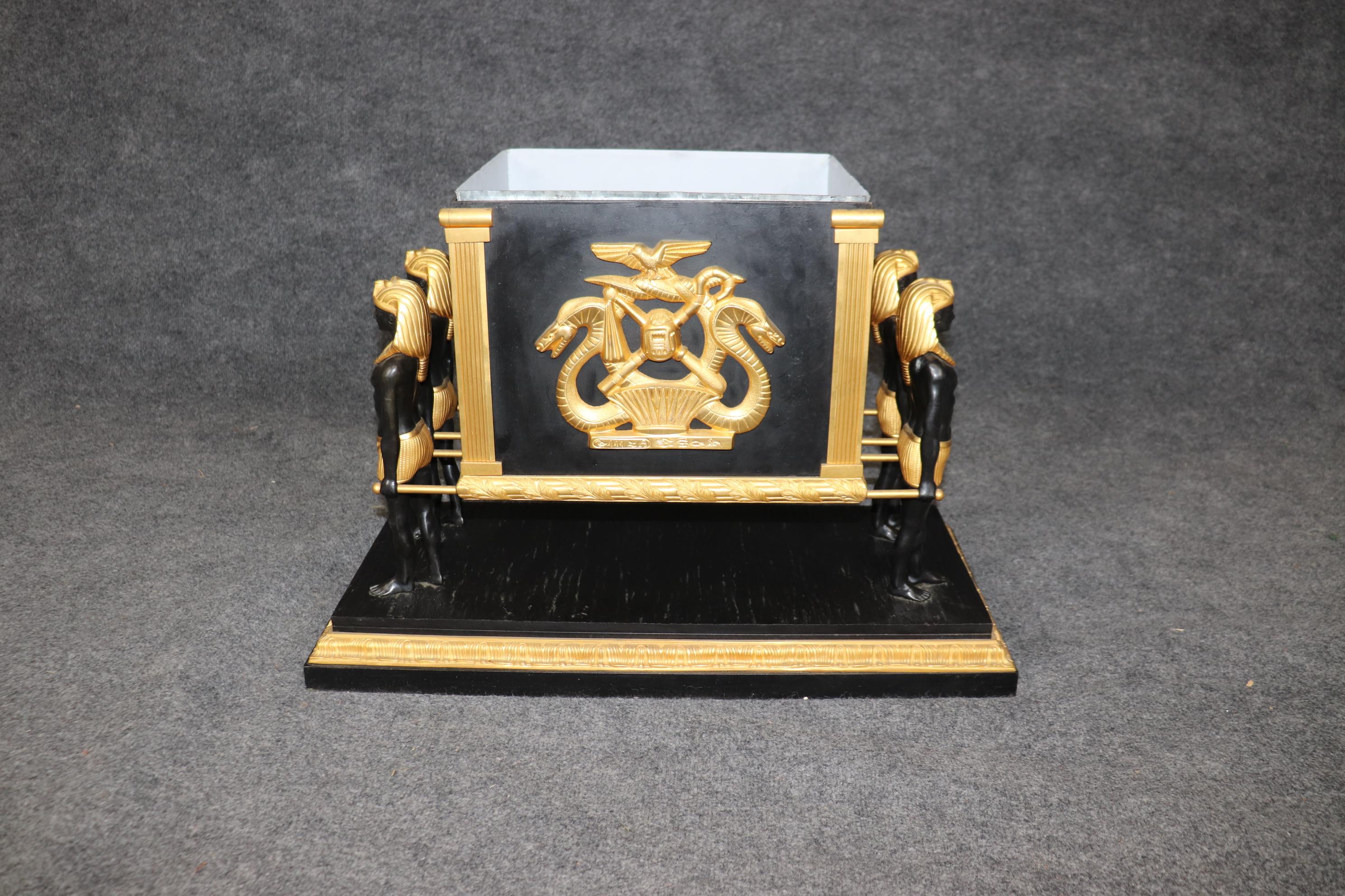 Französisch ägyptischen Revival Ebonized vergoldetem Metall figuralen Pflanzer CIRCA 1950s im Angebot 6