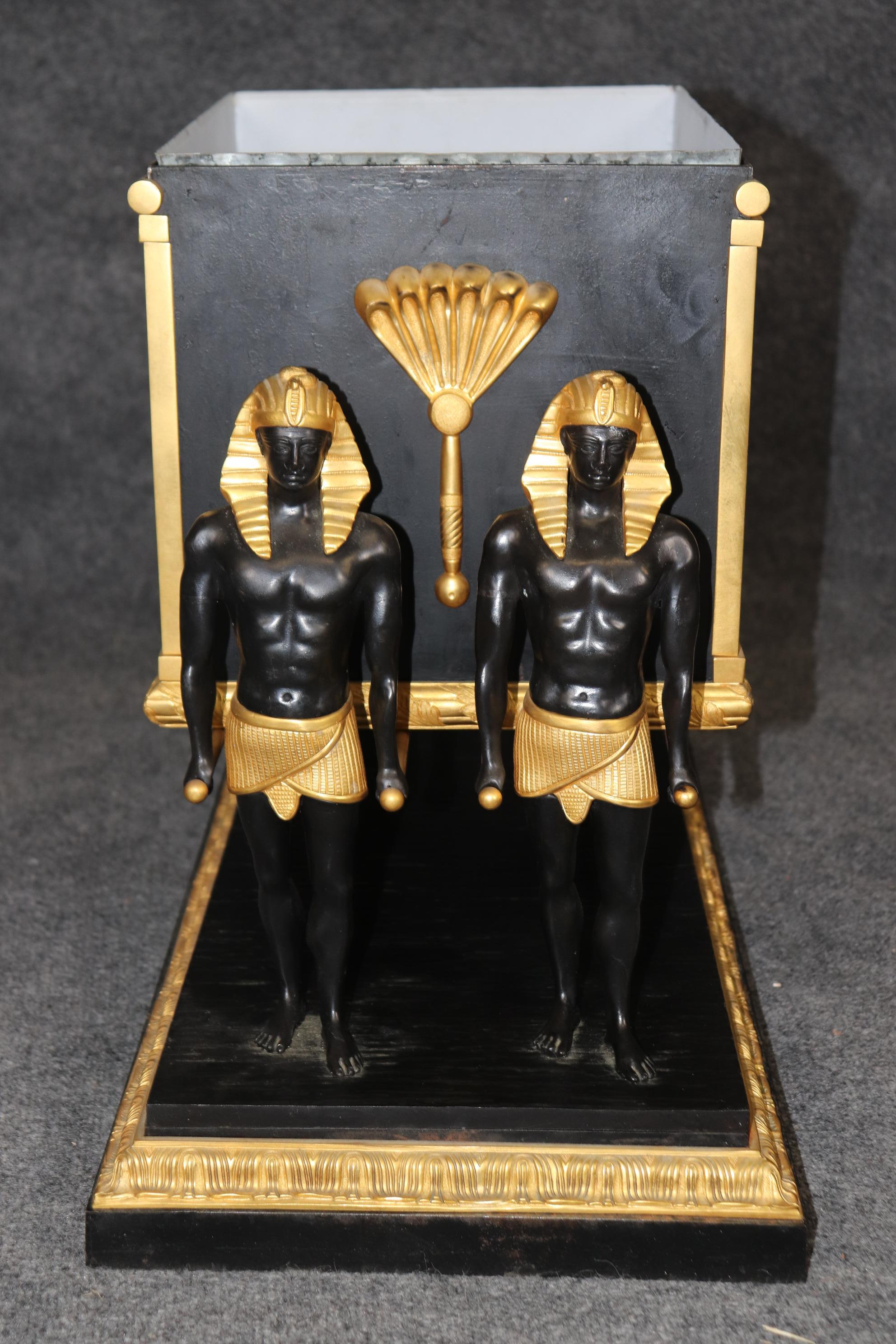 Französisch ägyptischen Revival Ebonized vergoldetem Metall figuralen Pflanzer CIRCA 1950s (Neuägyptisch) im Angebot