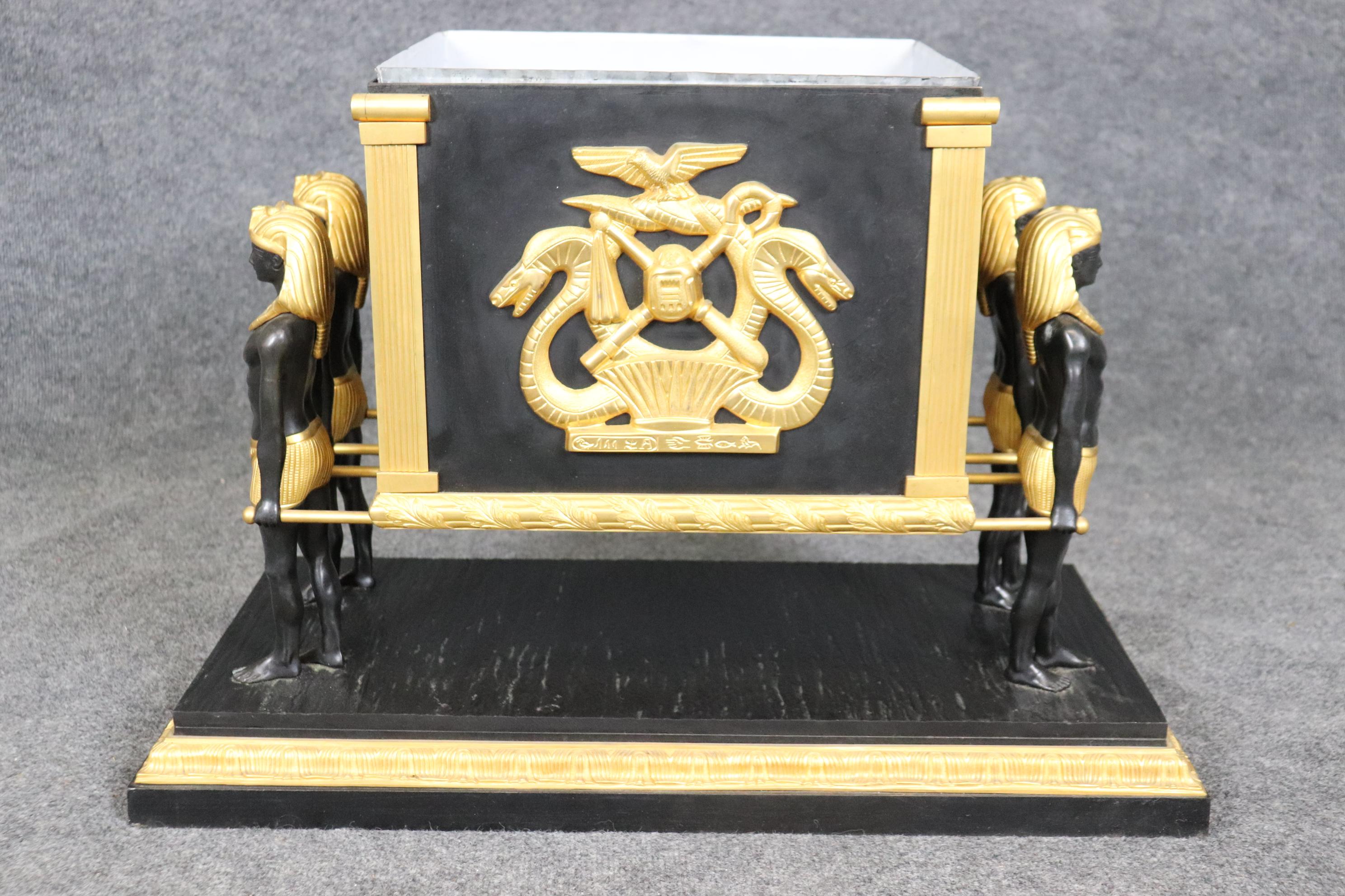 Französisch ägyptischen Revival Ebonized vergoldetem Metall figuralen Pflanzer CIRCA 1950s im Angebot 2