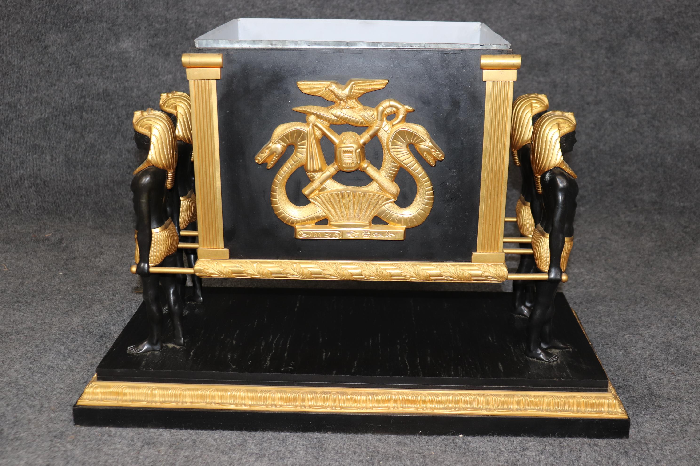 Französisch ägyptischen Revival Ebonized vergoldetem Metall figuralen Pflanzer CIRCA 1950s im Angebot 4