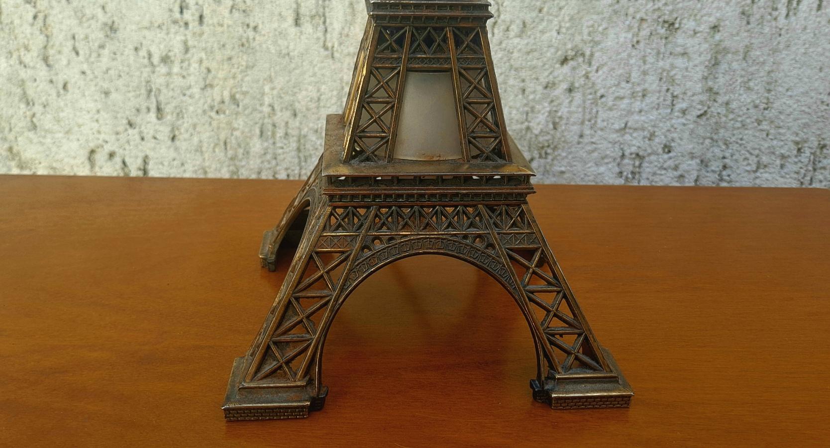 Französischer Eiffelturm  Tischlampe  (Messing) im Angebot