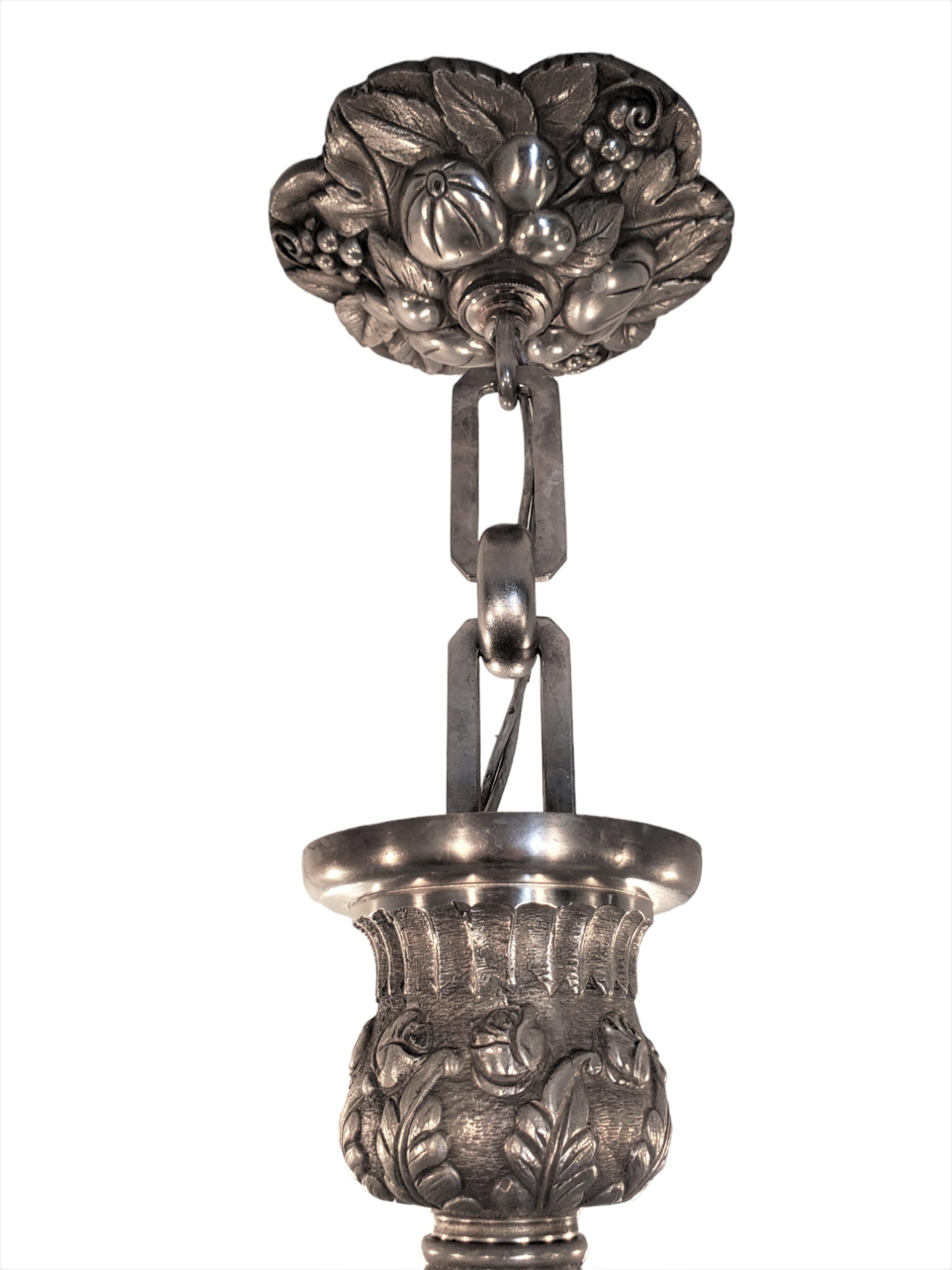 Lustre français à huit bras en bronze nickelé fortement moulé et détaillé - G.Capon  en vente 9