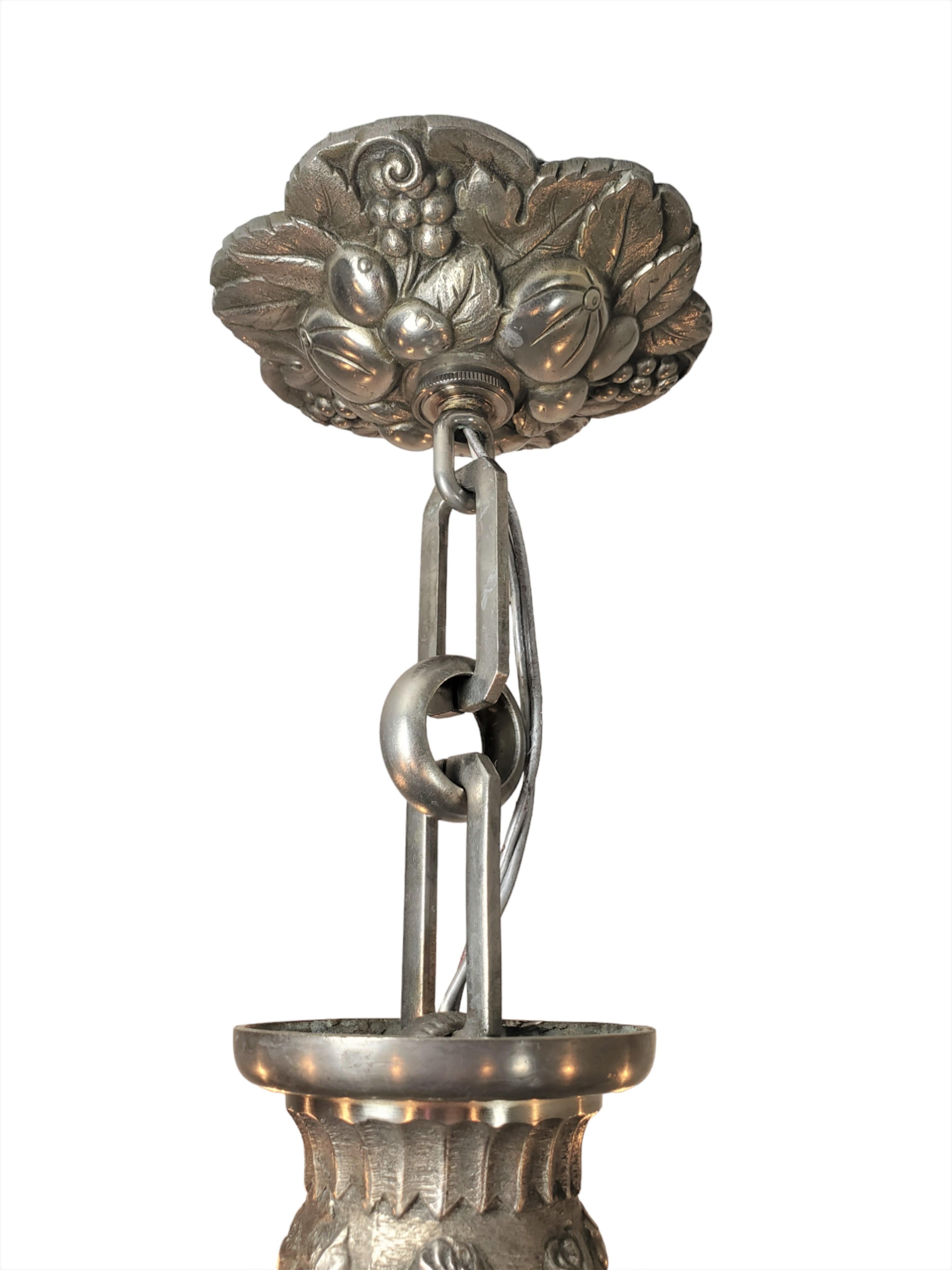 Lustre français à huit bras en bronze nickelé fortement moulé et détaillé - G.Capon  en vente 1