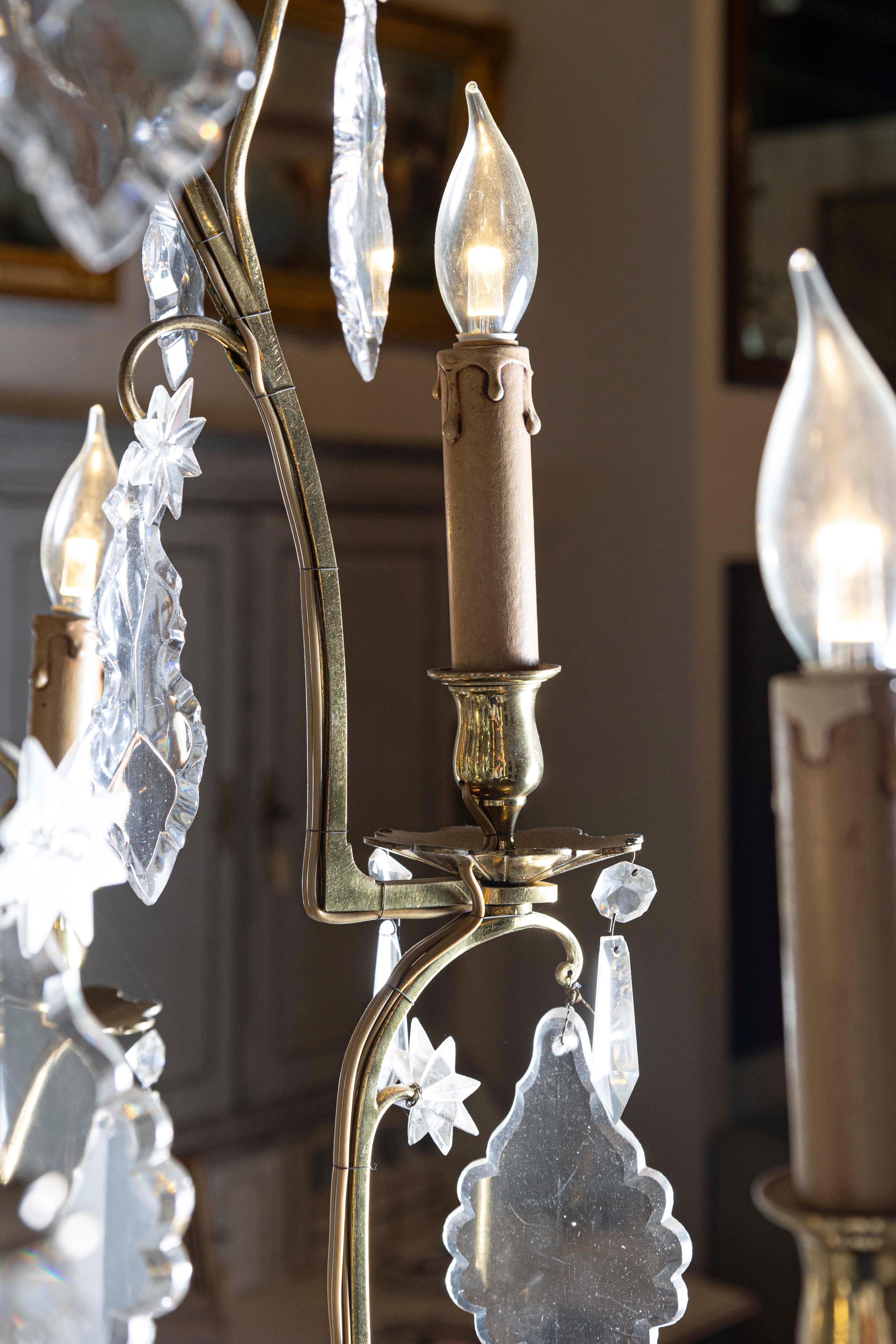 Lampadario francese a otto luci in cristallo con armatura in metallo dorato e Pendeloques in vendita 4
