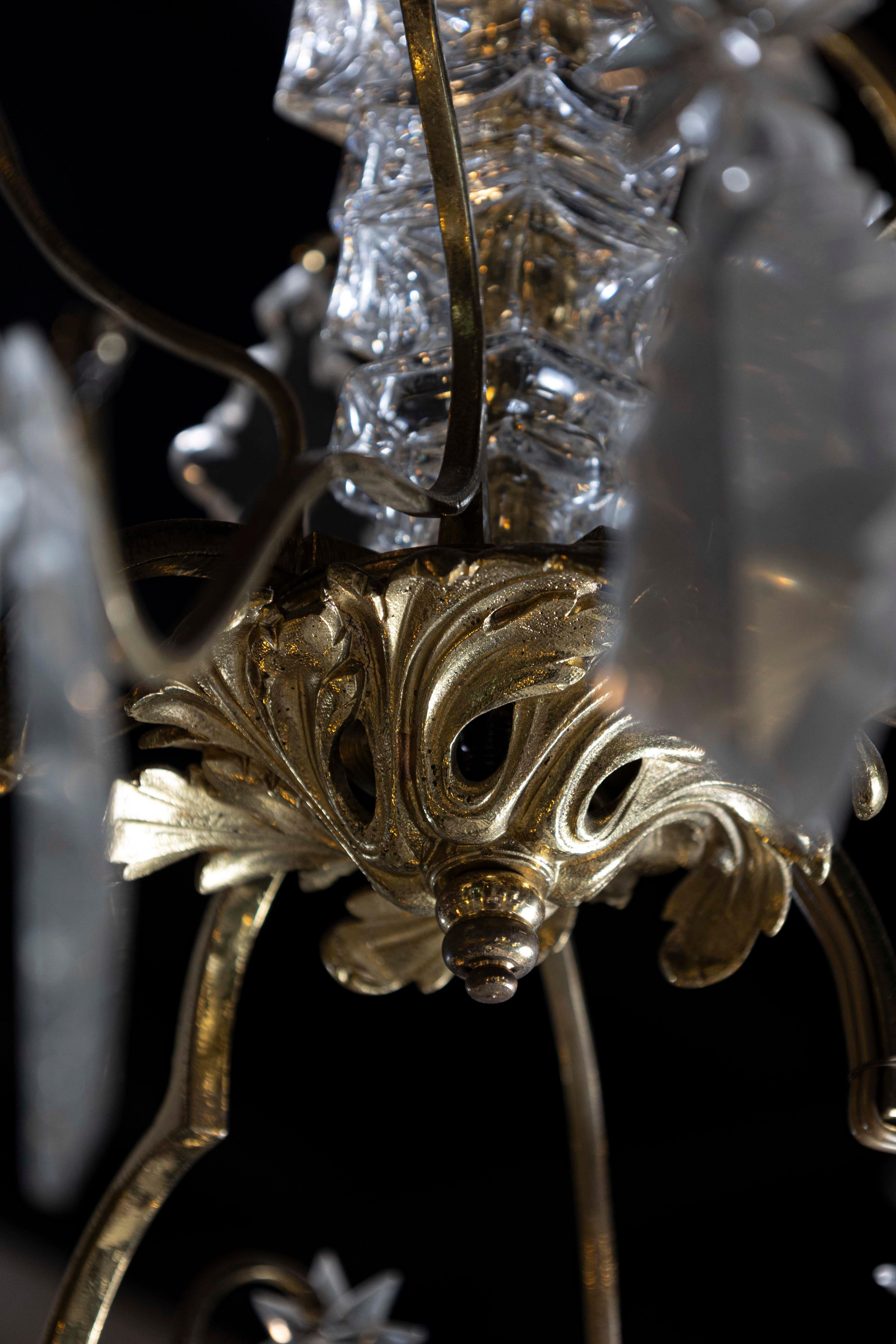Lampadario francese a otto luci in cristallo con armatura in metallo dorato e Pendeloques in vendita 5
