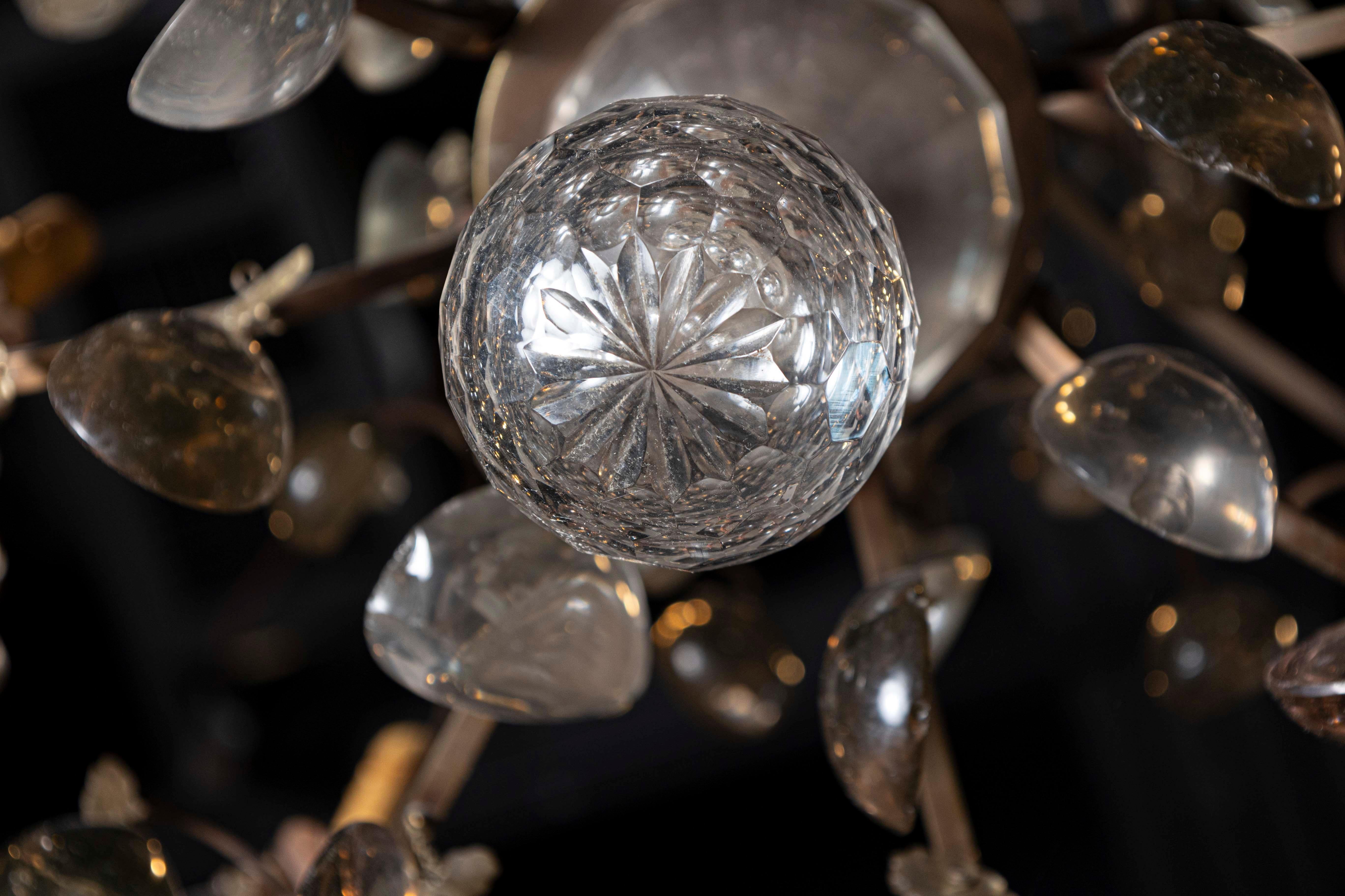 Lampadario francese a otto luci in cristallo con armatura in metallo dorato e Pendeloques in vendita 7