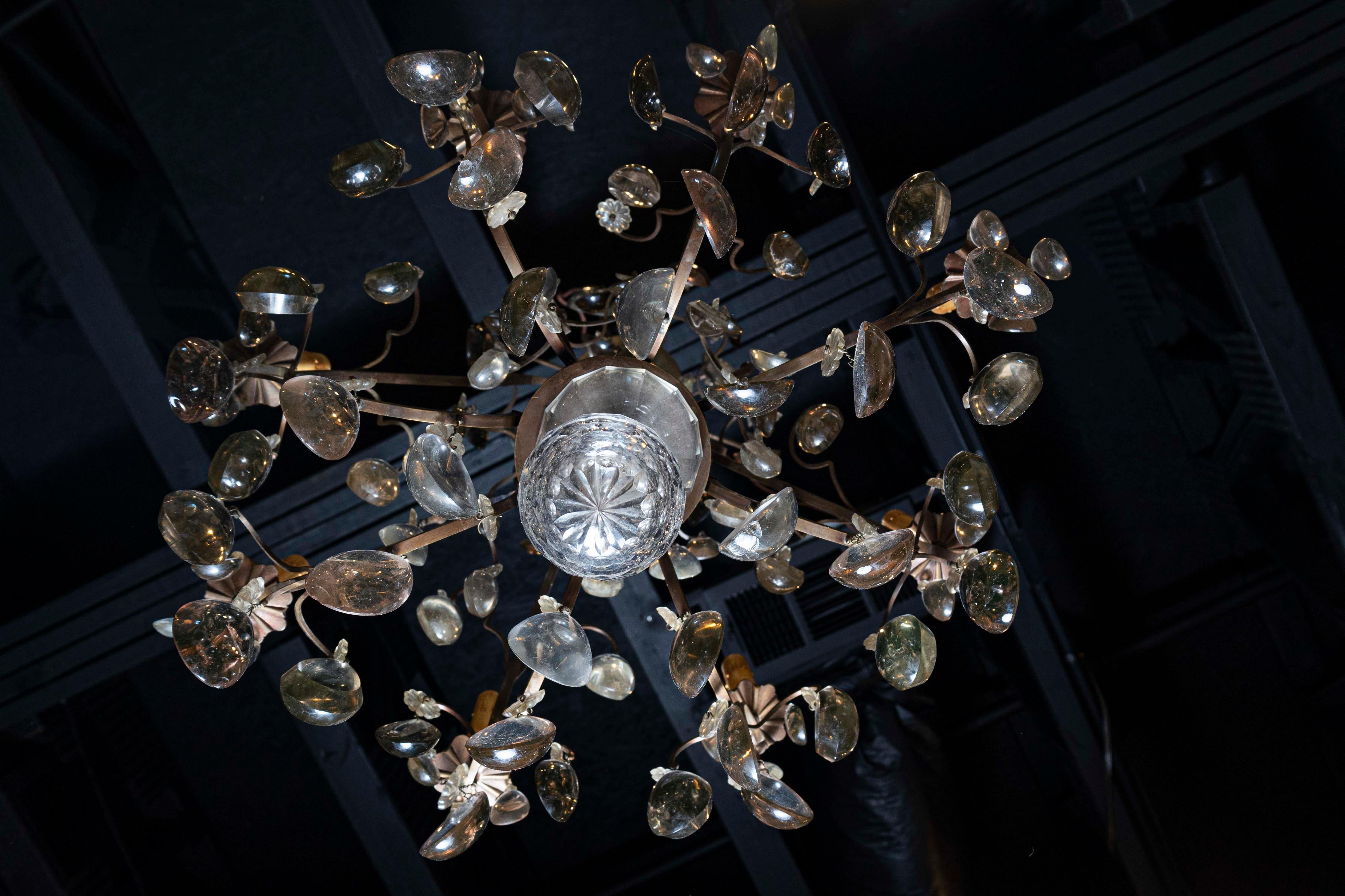 Lampadario francese a otto luci in cristallo con armatura in metallo dorato e Pendeloques in vendita 8