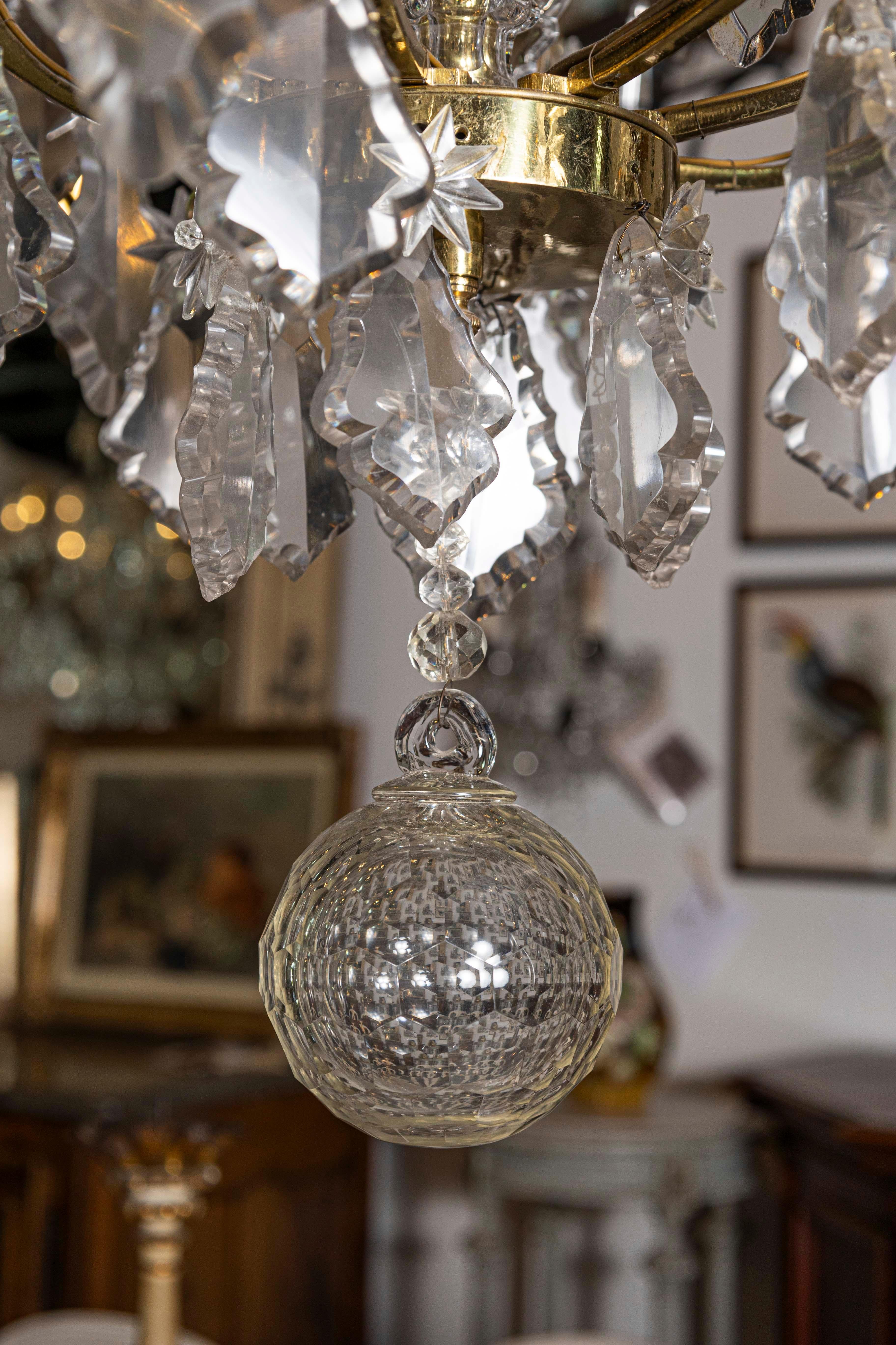 Dorato Lampadario francese a otto luci in cristallo con armatura in metallo dorato e Pendeloques in vendita