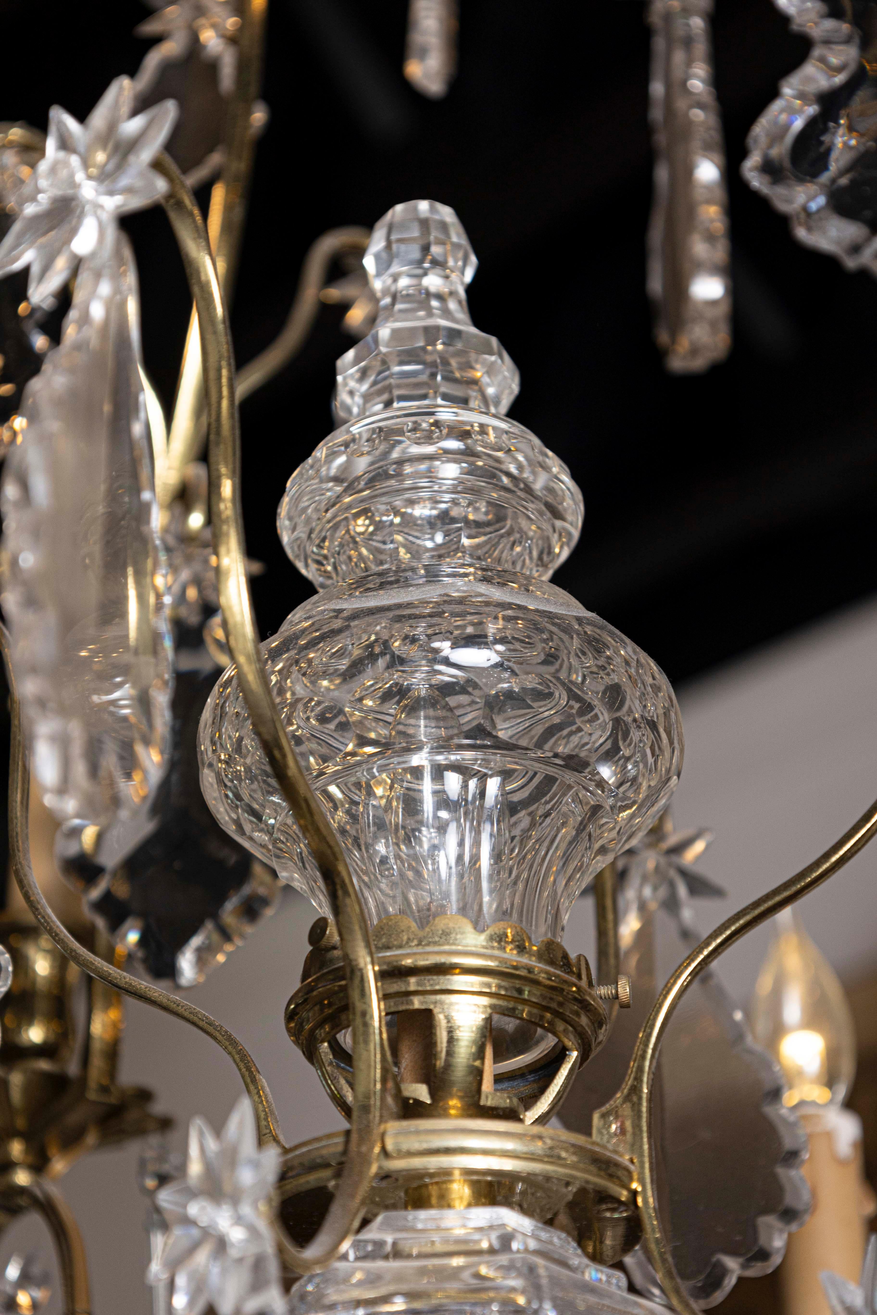 Lampadario francese a otto luci in cristallo con armatura in metallo dorato e Pendeloques In condizioni buone in vendita a Atlanta, GA