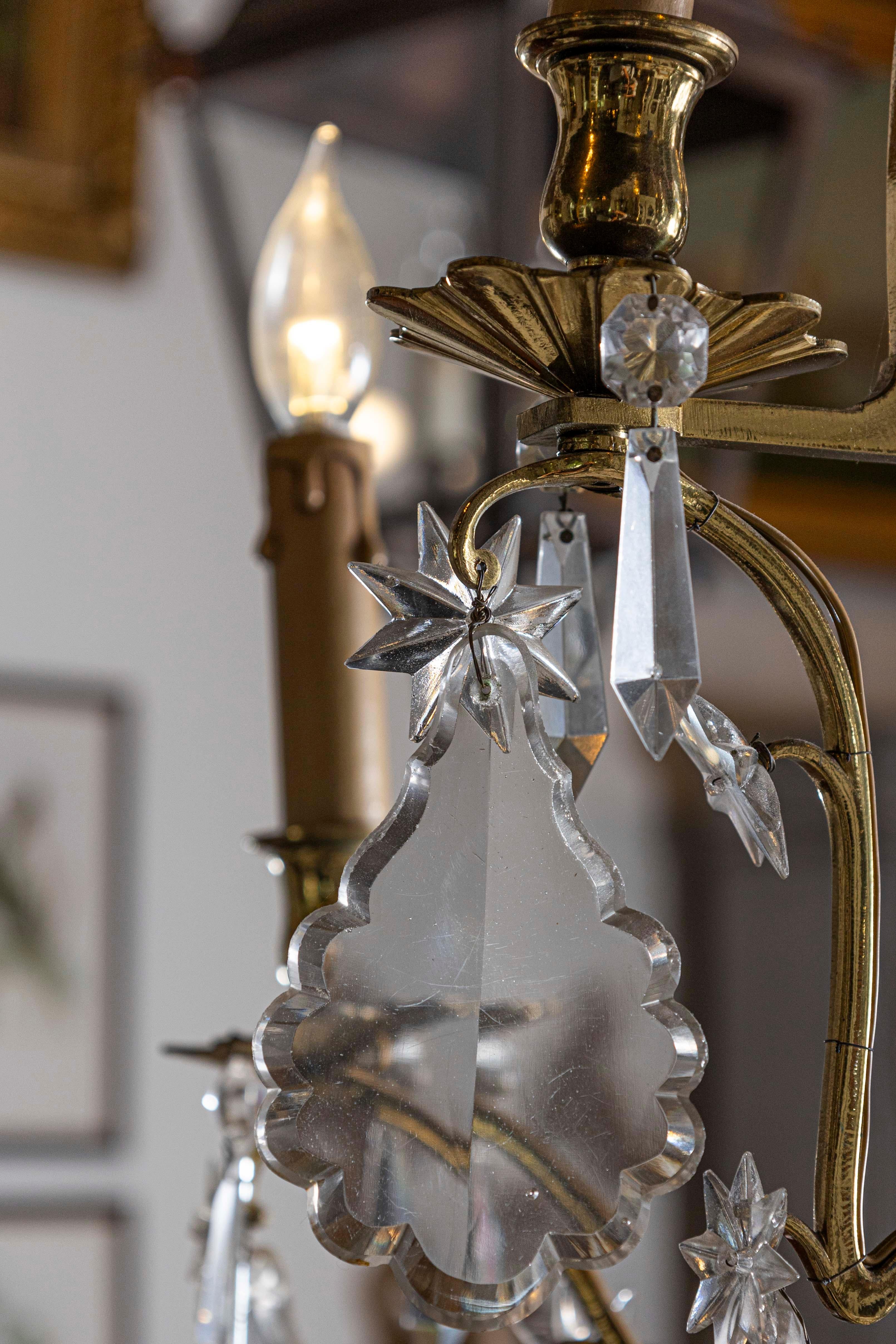 XX secolo Lampadario francese a otto luci in cristallo con armatura in metallo dorato e Pendeloques in vendita