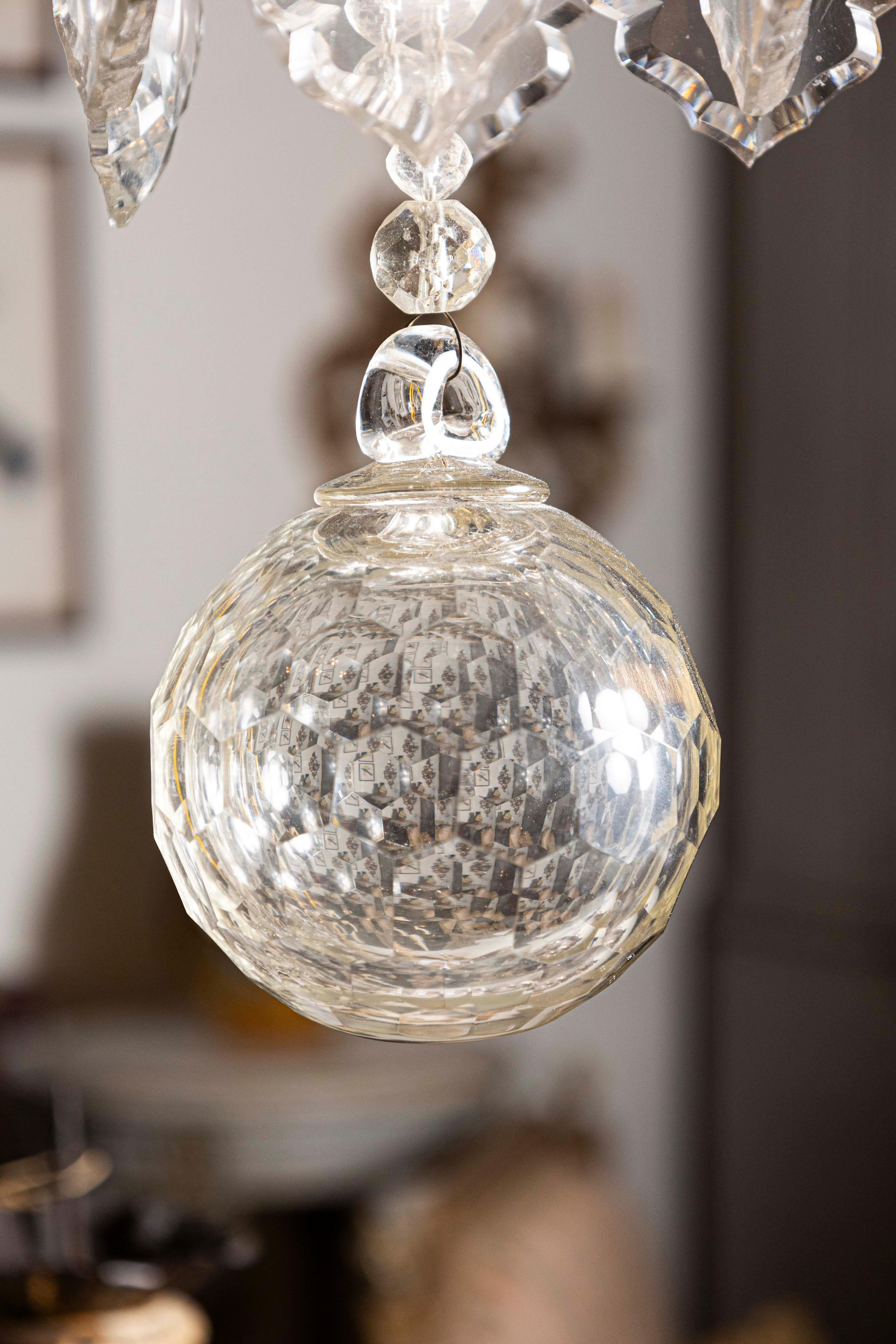 Lampadario francese a otto luci in cristallo con armatura in metallo dorato e Pendeloques in vendita 2