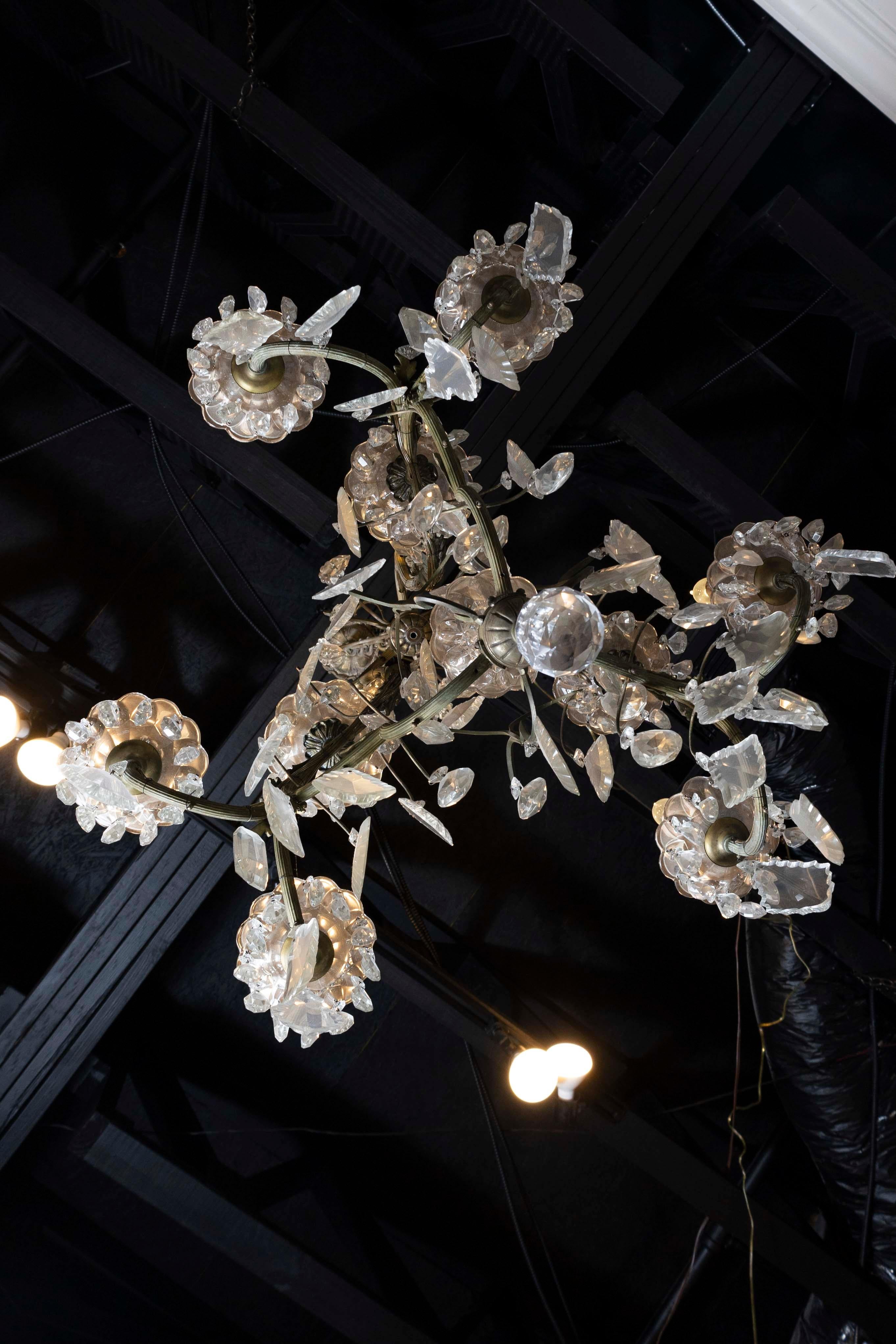 Lampadario francese a otto luci in cristallo con armatura in ferro del XIX secolo in vendita 2