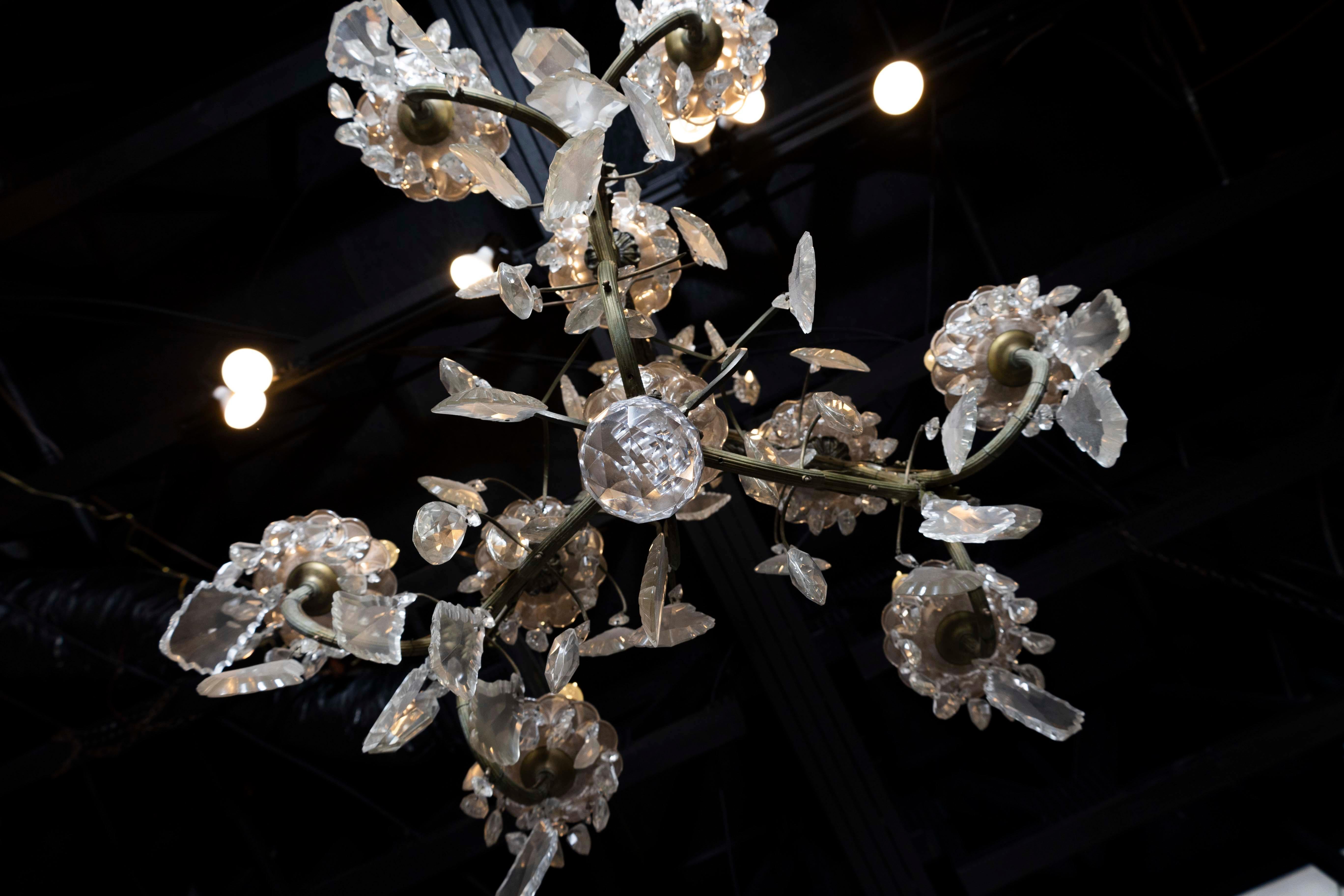 Lampadario francese a otto luci in cristallo con armatura in ferro del XIX secolo in vendita 4