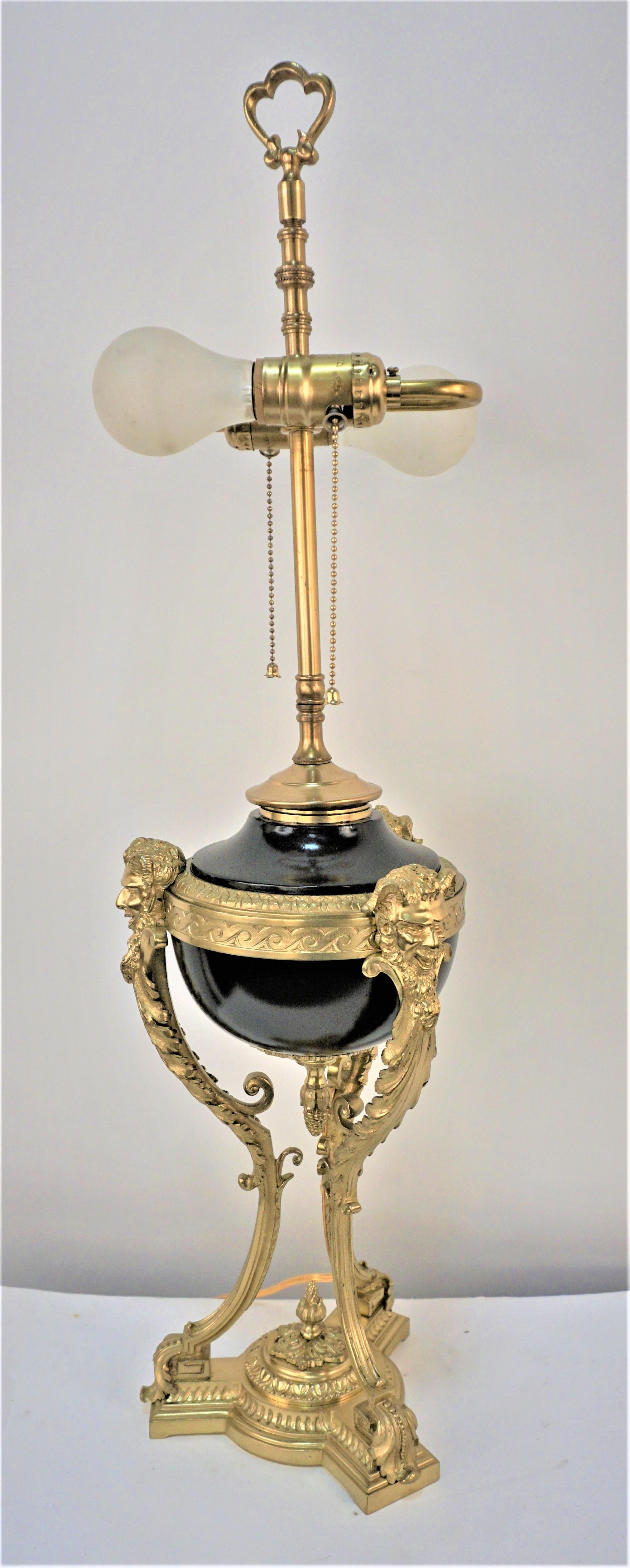La lampe à huile Empire en bronze a été professionnellement recâblée avec une double douille à chaîne et équipée d'un abat-jour en carton dur.
Les mesures comprennent l'abat-jour.
