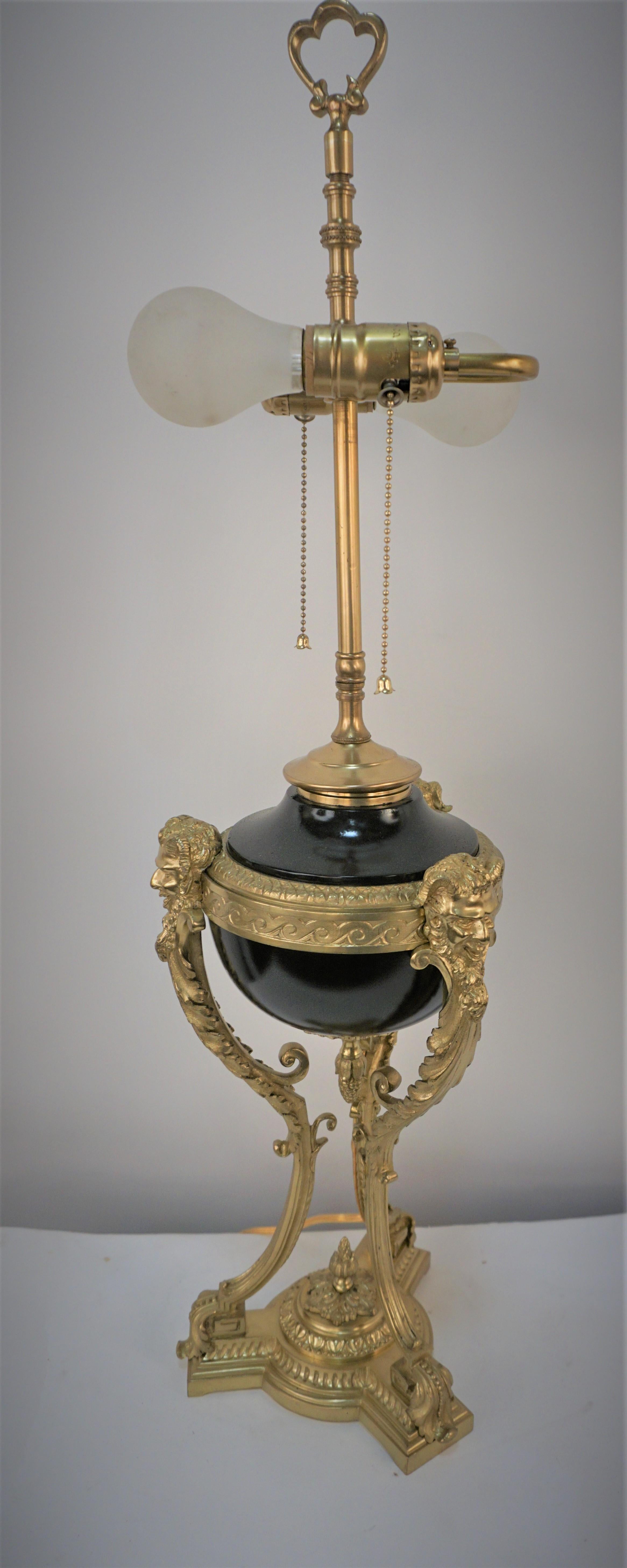 Lampe à huile Empire française en bronze électrifié en vente 2