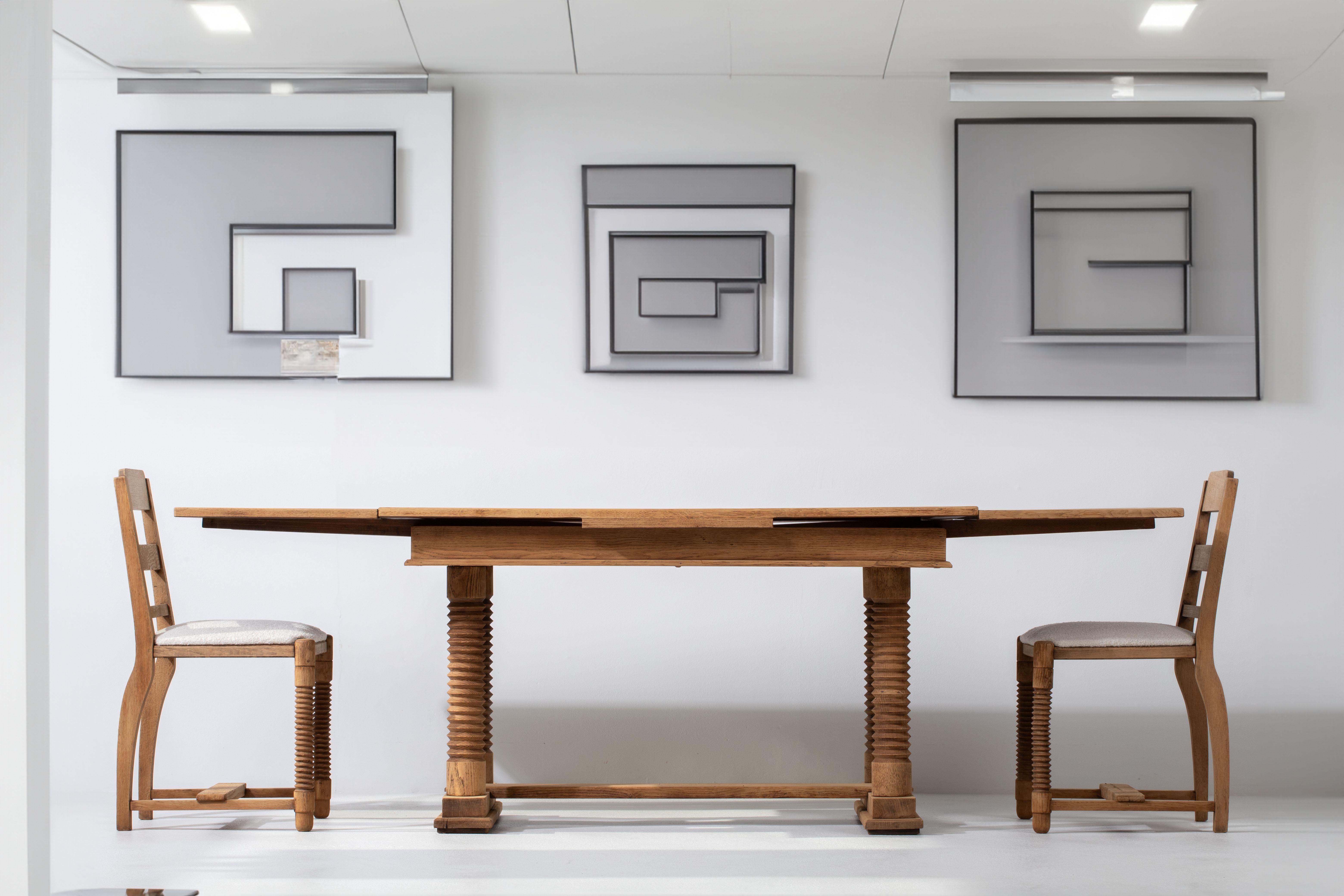 Wir präsentieren einen exquisiten ausziehbaren Tisch, der dem bekannten französischen Möbeldesigner Charles Dudouyt zugeschrieben wird. Dieser vielseitige Tisch zeichnet sich durch ein einzigartiges Design mit Schraubbeinen aus, die eine einfache