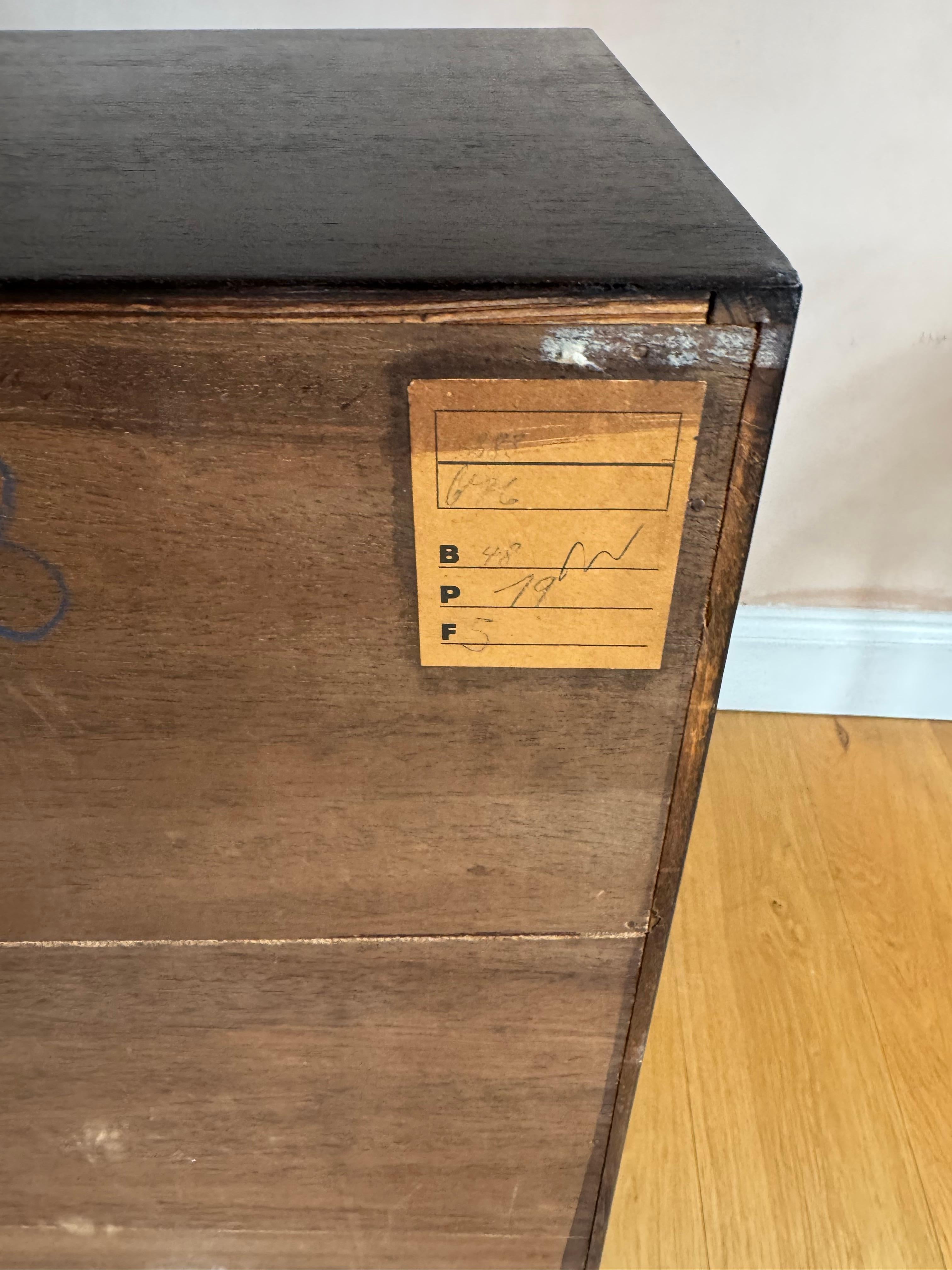 French elegant ebonised  two door cabinet In condizioni buone in vendita a London, GB