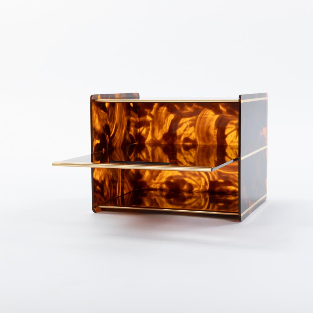 French Elegante Mid-Century Lucite-Brass Magazine Rack by Maison Dior 1970s In Good Condition For Sale In Salzburg, AT