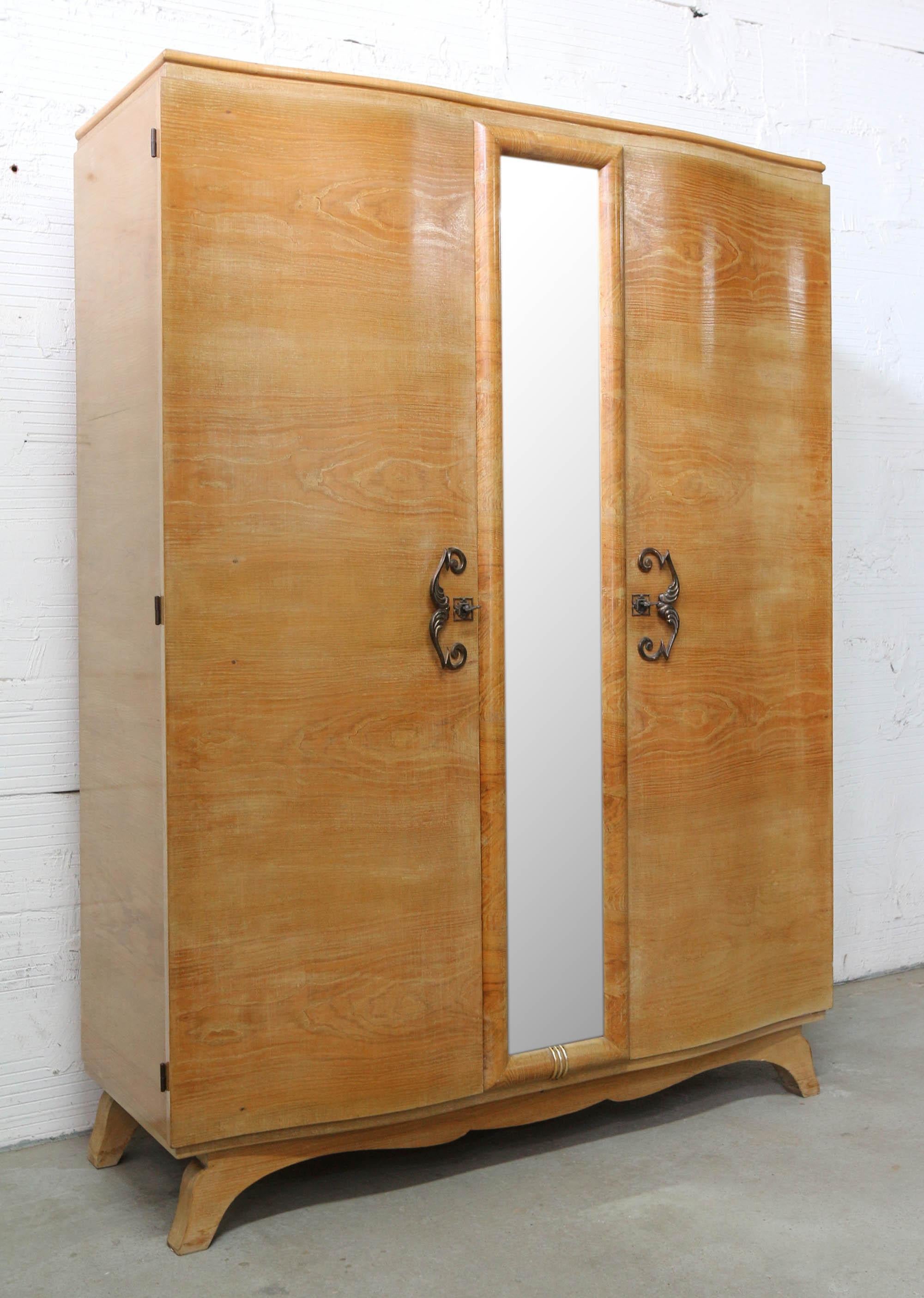 French elm armoire with mirror, mid-century
On the mirror there are patterns of leaves,
Good condition.

Shipping:
2 packs: 
Pack 1: 24/52/129 cm 27.6kg.
Pack 2: 33/63/160 48.9 kg.
  