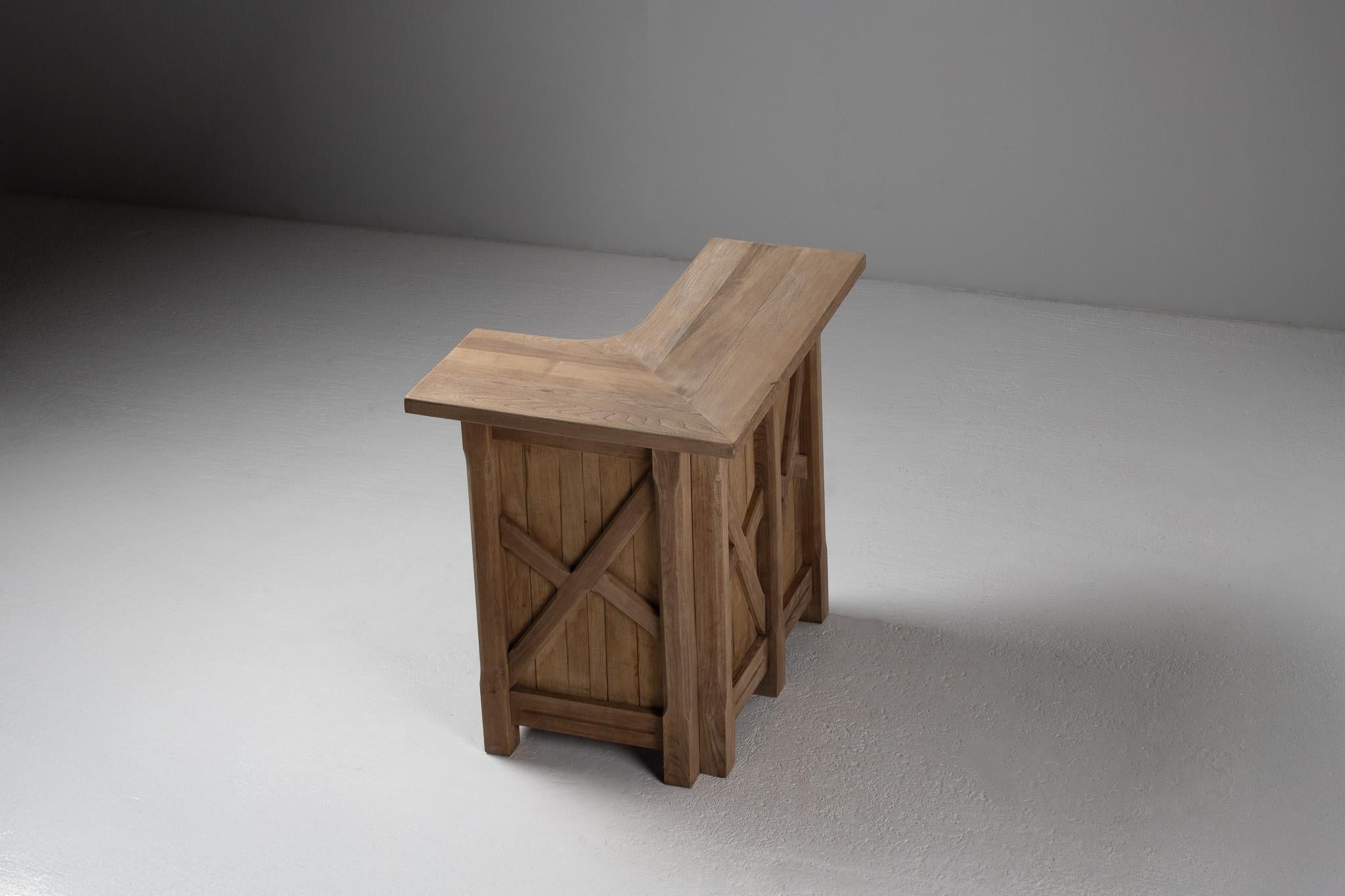 French Elm Bar with Brutalist Detailing In Good Condition For Sale In Kaštel Sućurac, Splitsko-dalmatinska županija