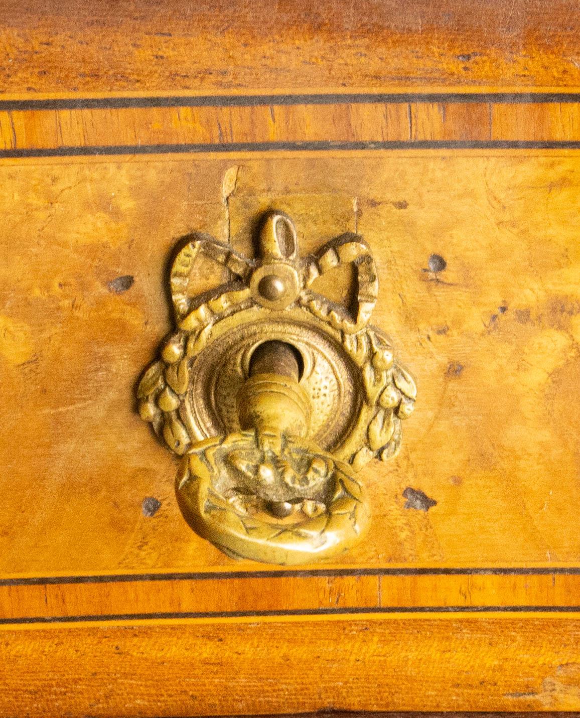 Bureau français en ronce d'orme, laiton et tissu enduit en forme de rein de style Louis XV, vers 1960 en vente 7