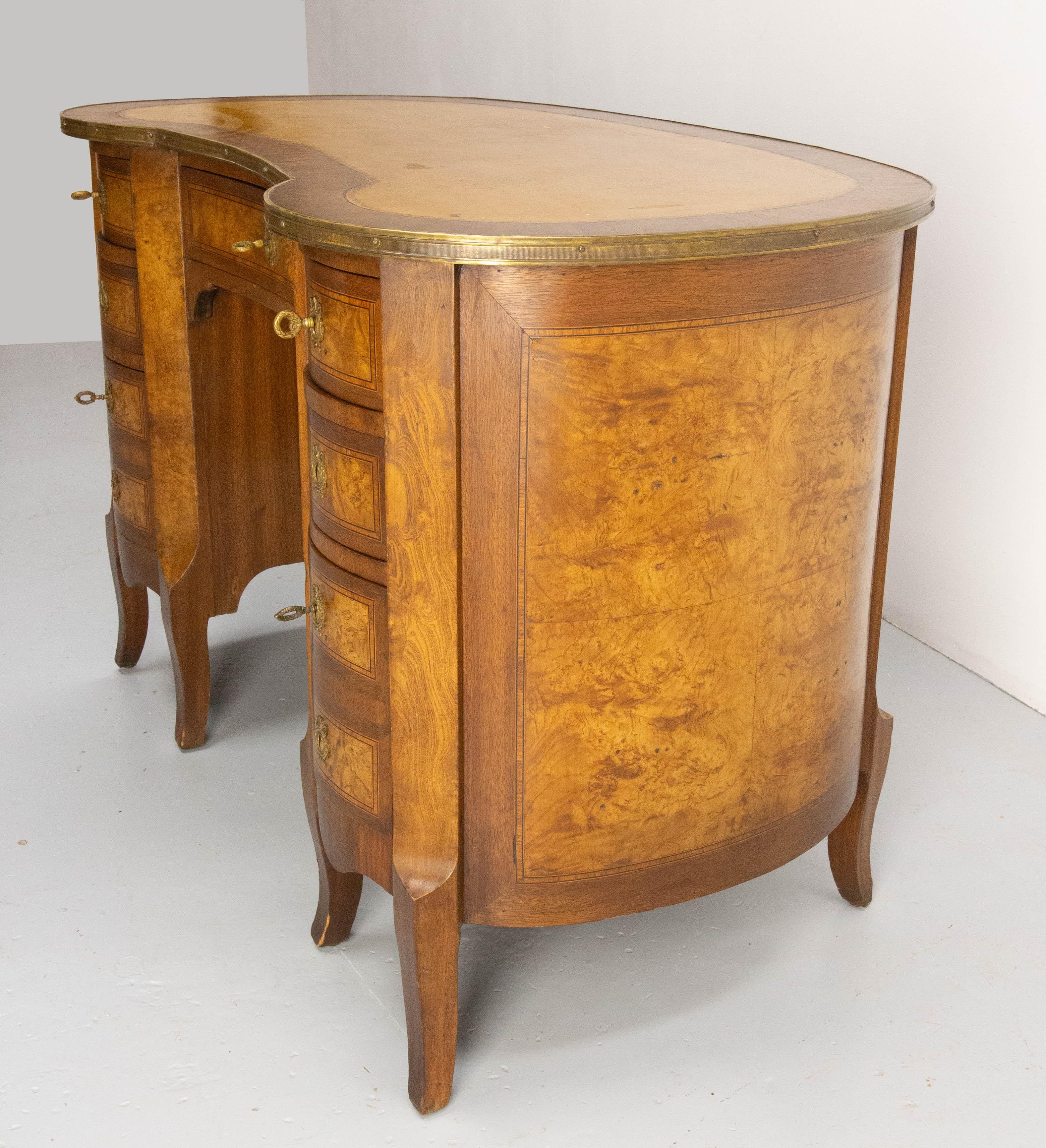 French Elm Burl Brass & Coated Fabric Desk Kidney Shape Louis XV Style c. 1960 In Good Condition For Sale In Labrit, Landes