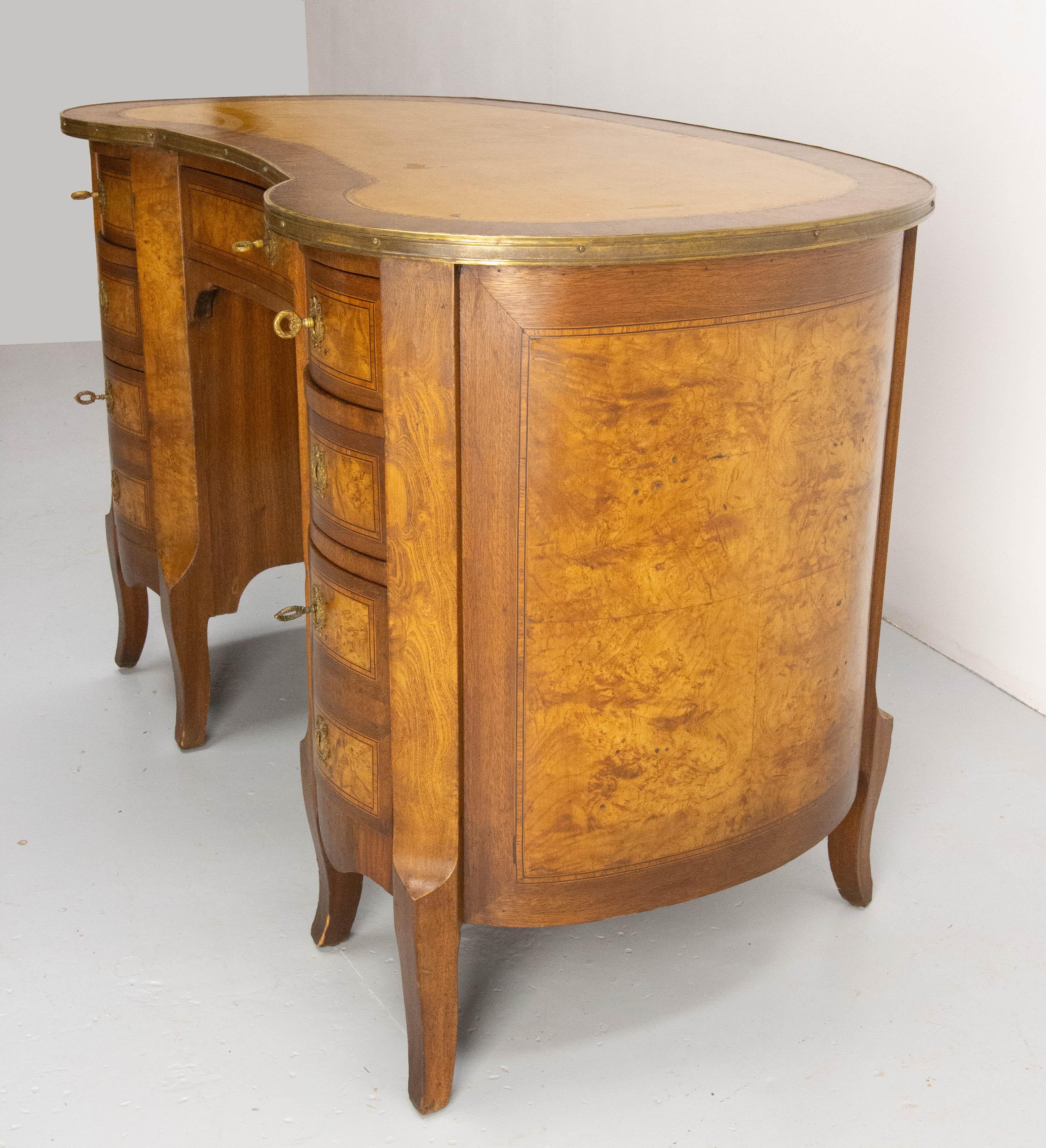 Français Bureau français en ronce d'orme, laiton et tissu enduit en forme de rein de style Louis XV, vers 1960 en vente