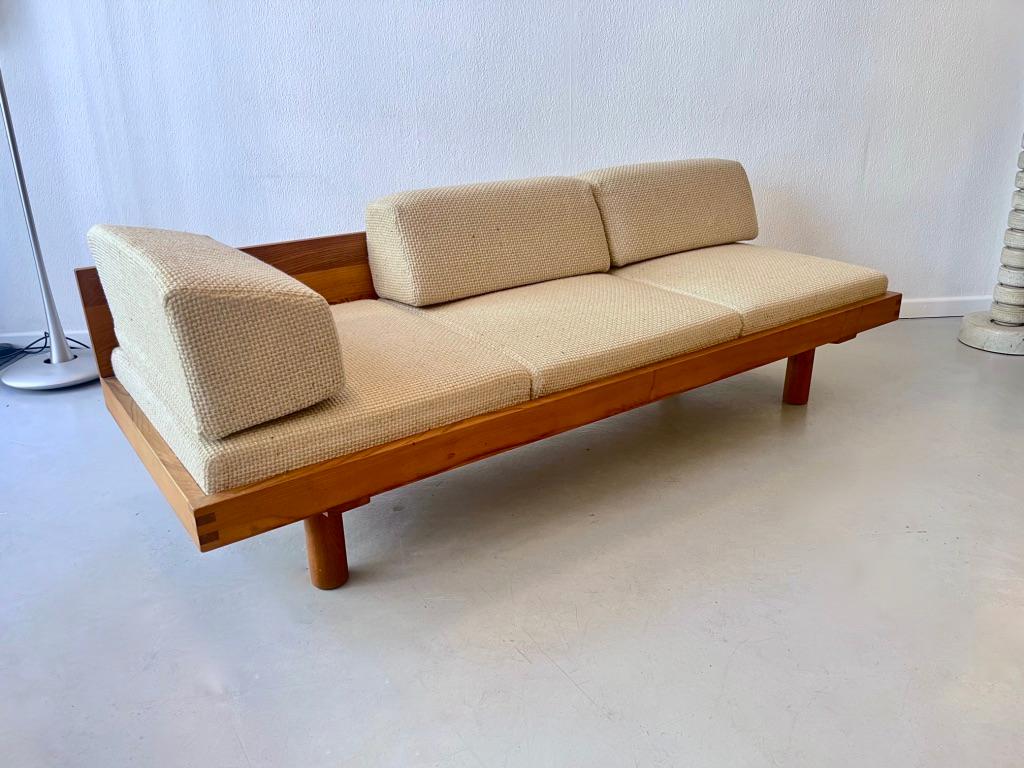 Cama de día / sofá / banco L09 de lana y olmo macizo de Pierre Chapo, fabricado en Francia ca. 1960
Muy buen estado original.
El respaldo de madera se puede quitar para tener un banco o una cama.
Todos los cojines, asiento y respaldo, tienen