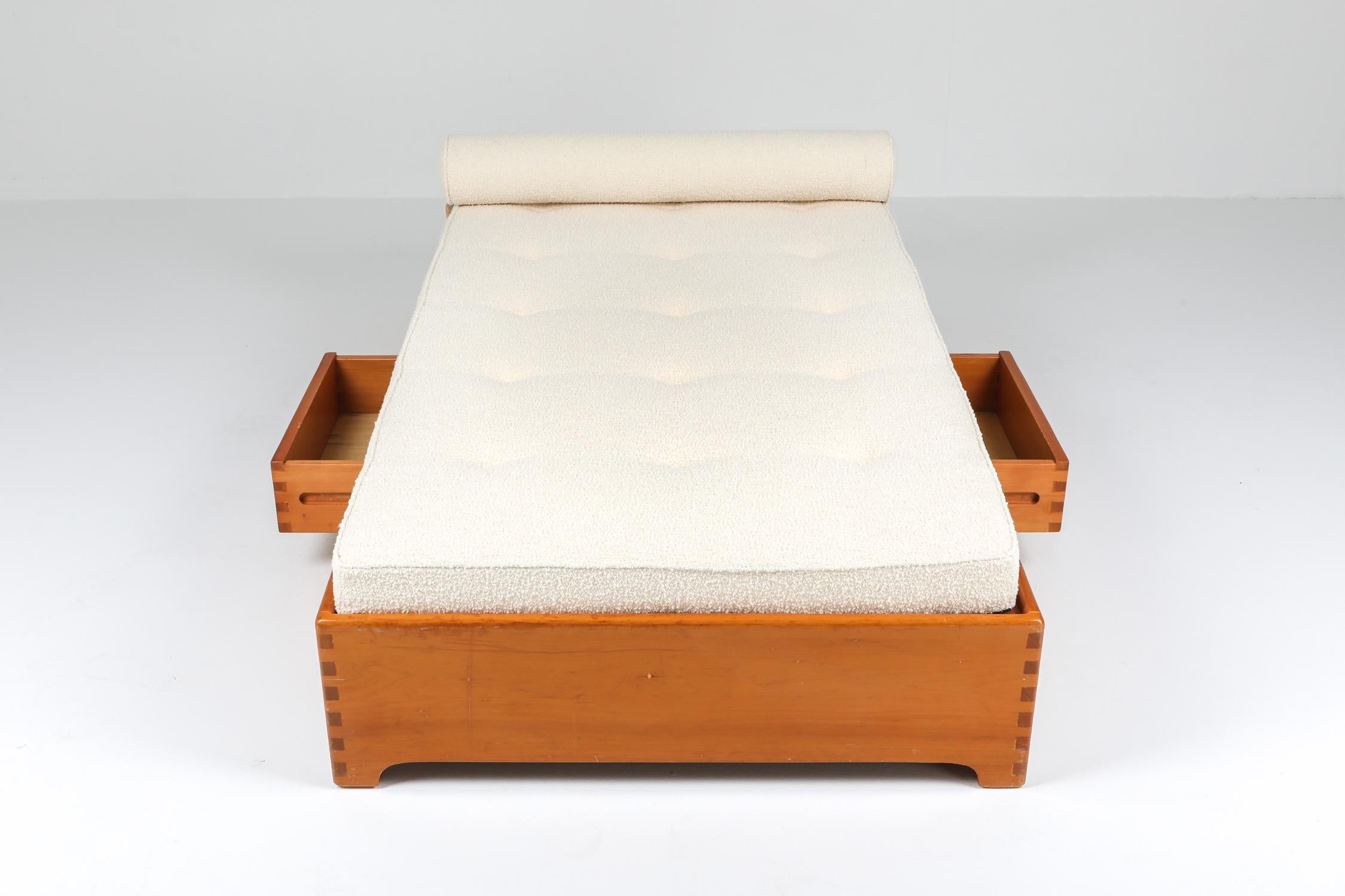 French Elm Daybed in Boucle Wool (Europäisch)