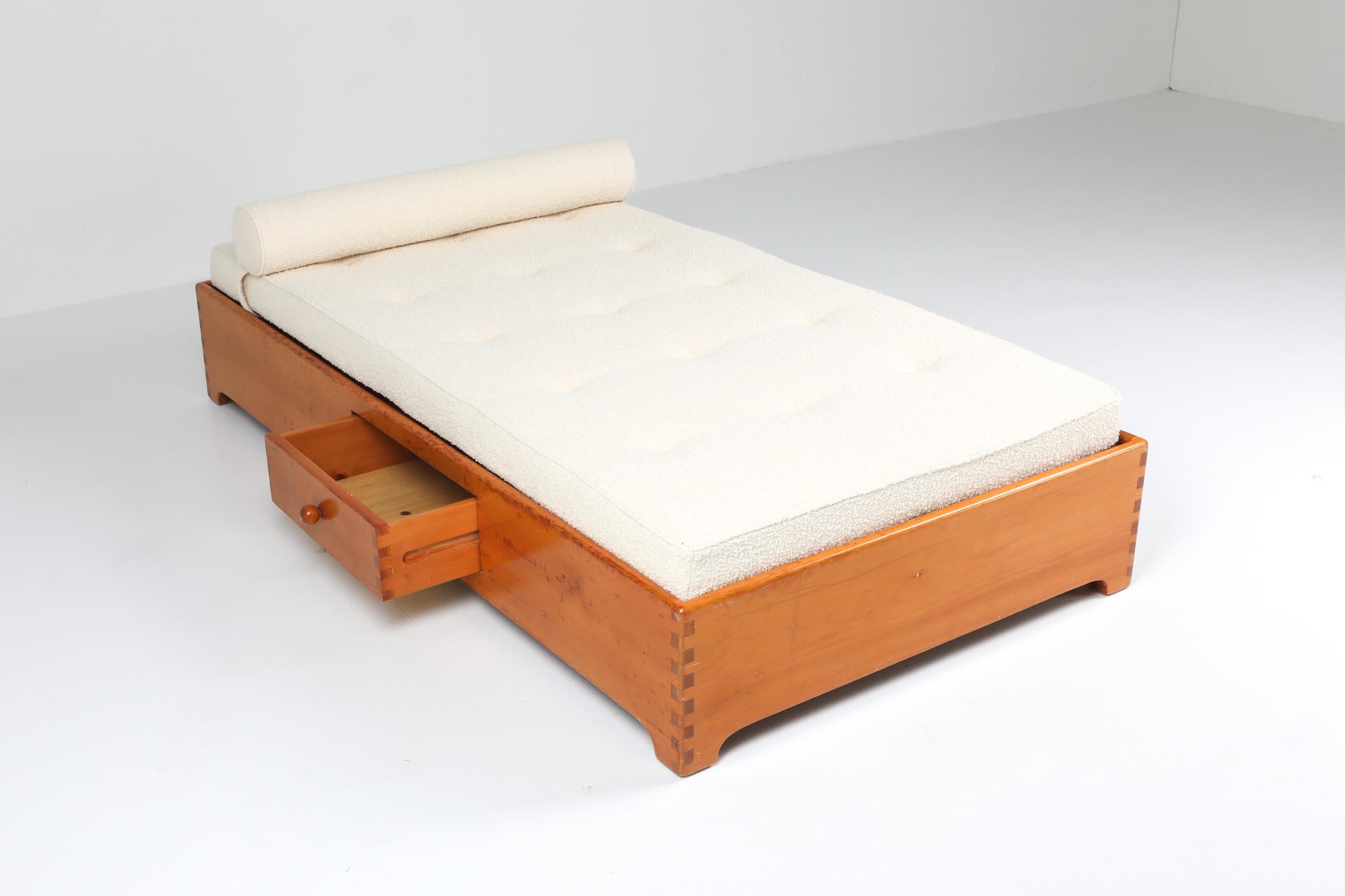 French Elm Daybed in Boucle Wool im Zustand „Gut“ in Antwerp, BE