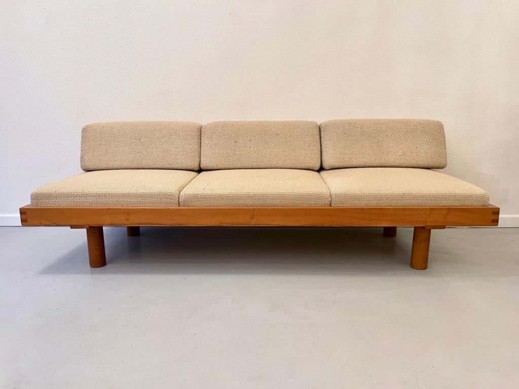 Beige wool and solid elm L09 daybed / sofa by Pierre Chapo, made in France ca. 1960
Very good original condition.
The wood backrest can be removed to have a bench or bed.
All the cushions, seat and backrest, have a zipper.
Dismountable,  easy