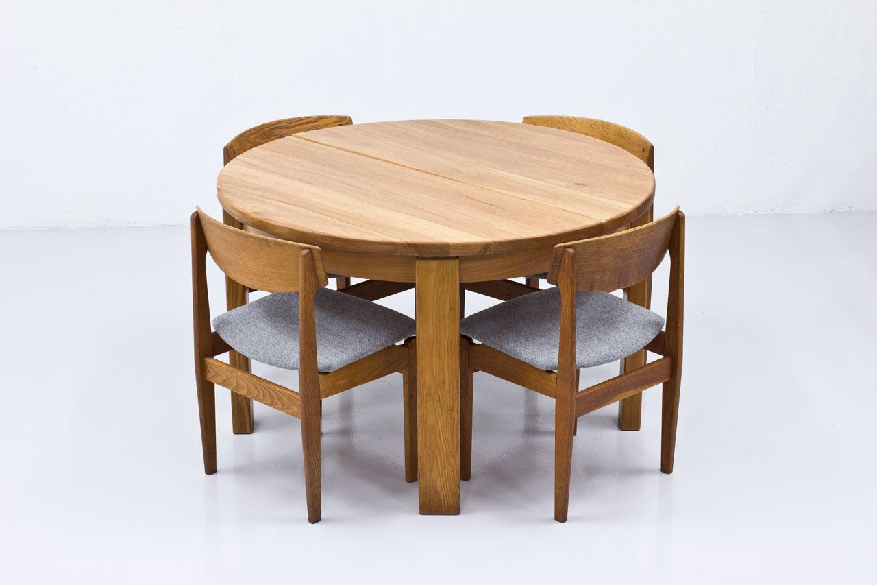 Round dining table in solid elm.
Manufactured in France during the late 1970s. 
Coming with two extensions. 

Measures: Length from 120 to 208cm when extended.