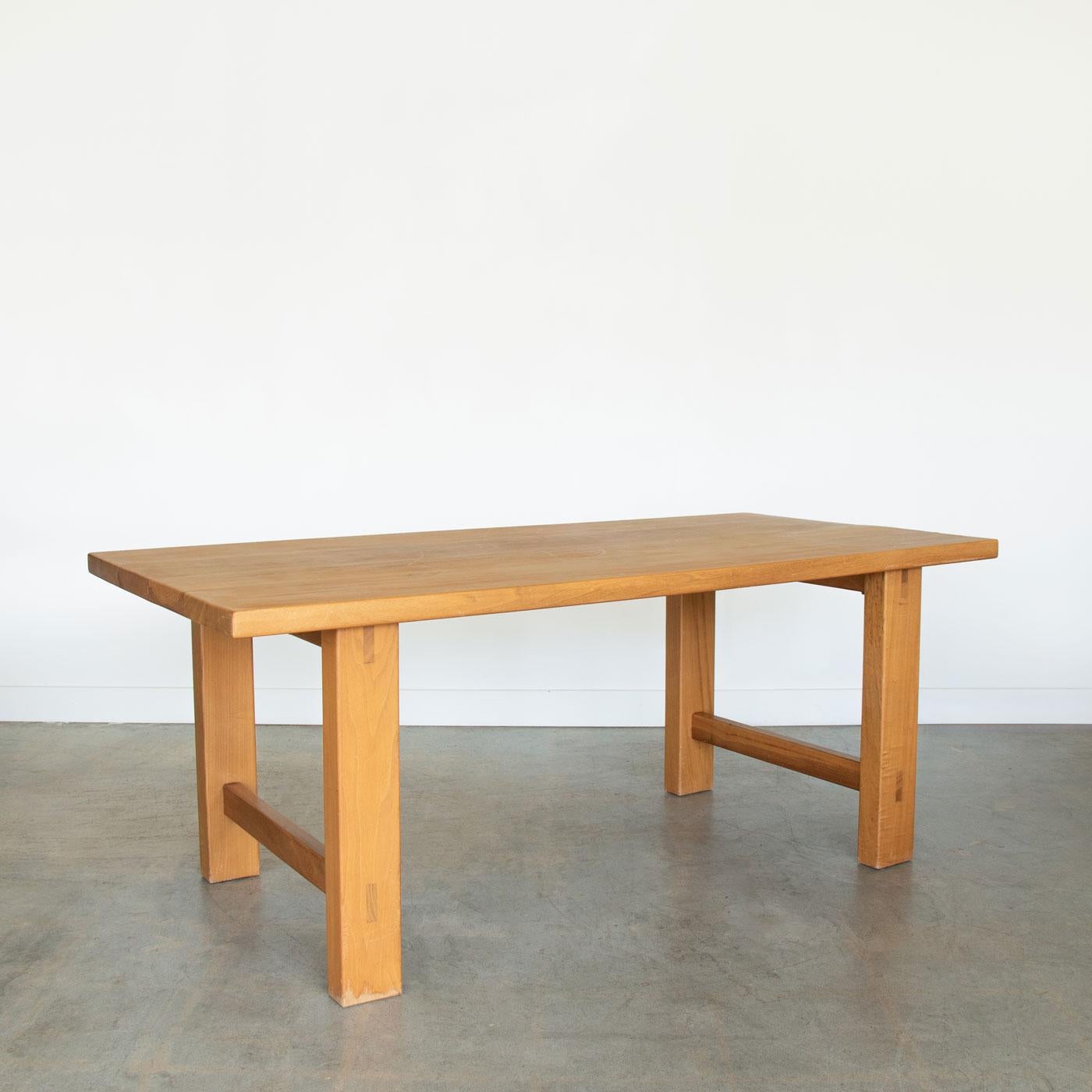 Fantastique table en orme massif de la Maison Regain, France. Planches de bois jointes sur le dessus et quatre pieds en bois massif. Finition en bois clair d'origine présentant une grande ancienneté, patine et usure. Idéal comme table de salle à