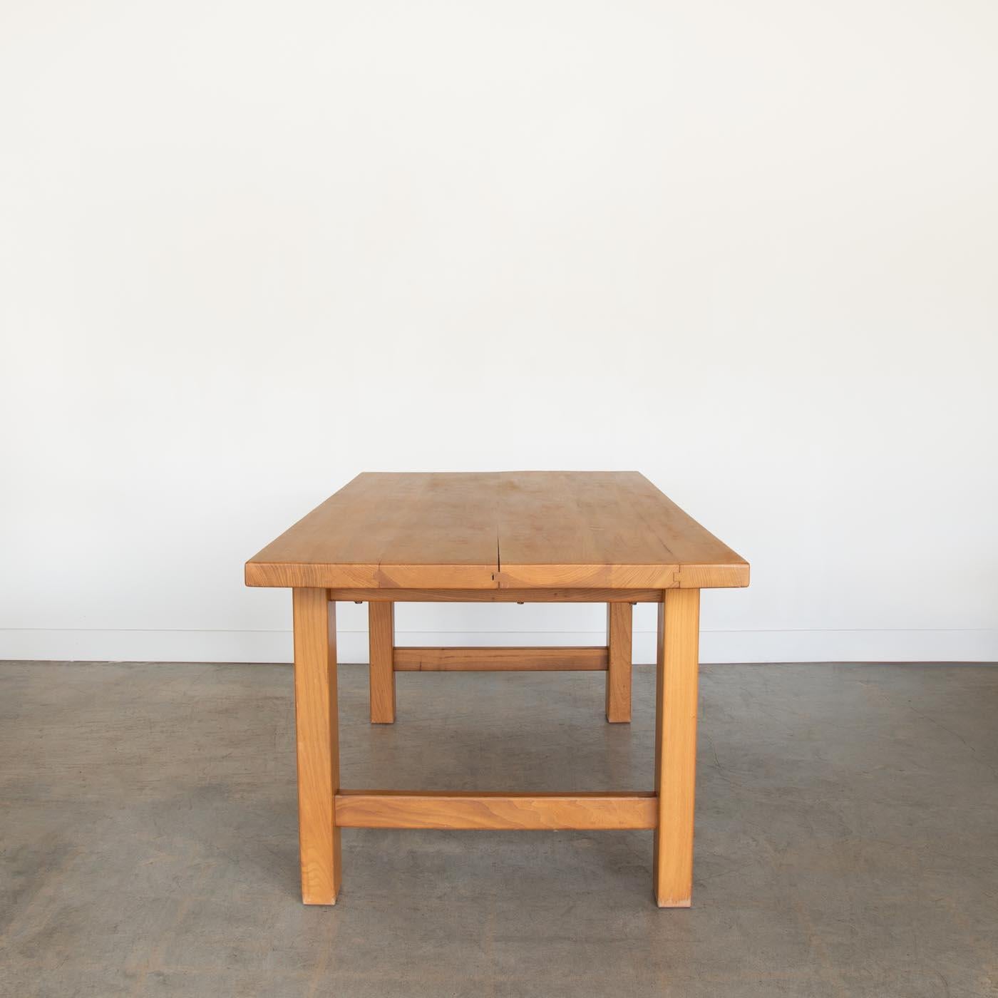 Français Table de salle à manger en orme français par Maison Regain en vente
