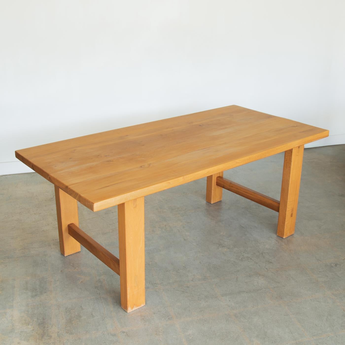 20ième siècle Table de salle à manger en orme français par Maison Regain en vente