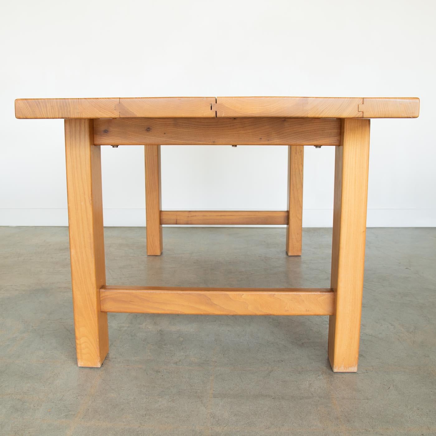 Orme Table de salle à manger en orme français par Maison Regain en vente