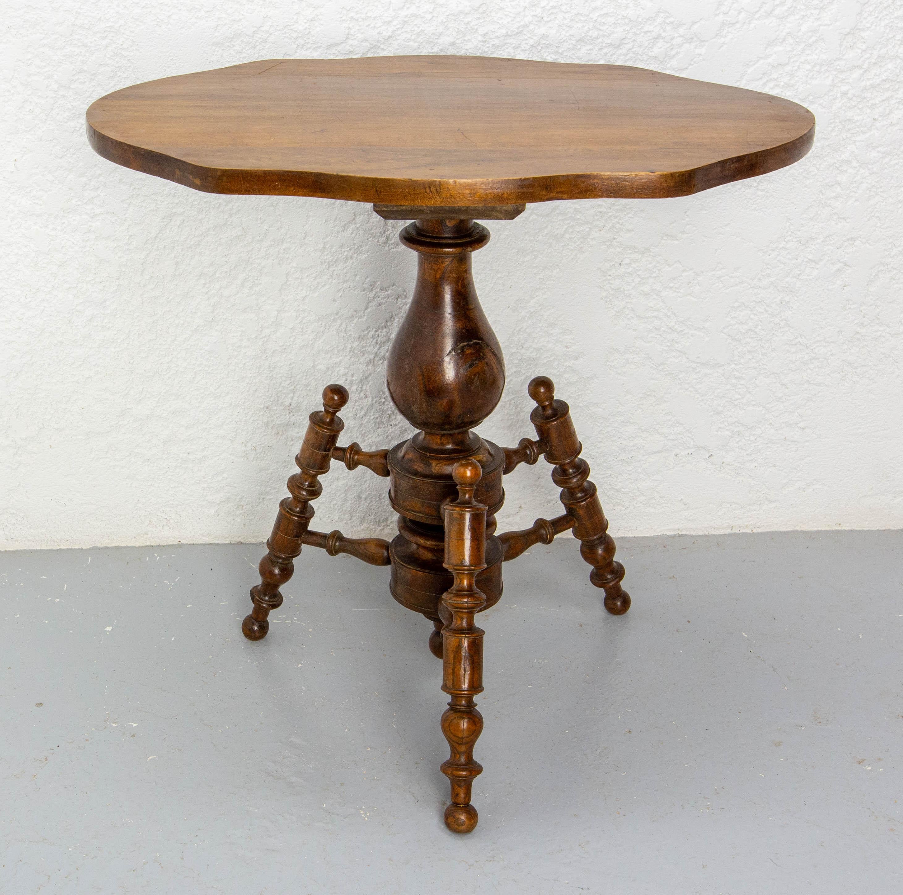 Beistelltisch aus Ulme und weißem Holz.
Hergestellt um 1920
Der Sockel hat drei Füße.
Sie können diesen Tisch auch als Beistelltisch verwenden.
Solides und massives Design
Guter Zustand.

Versand:
53 / 74 / 70 cm 9 kg.