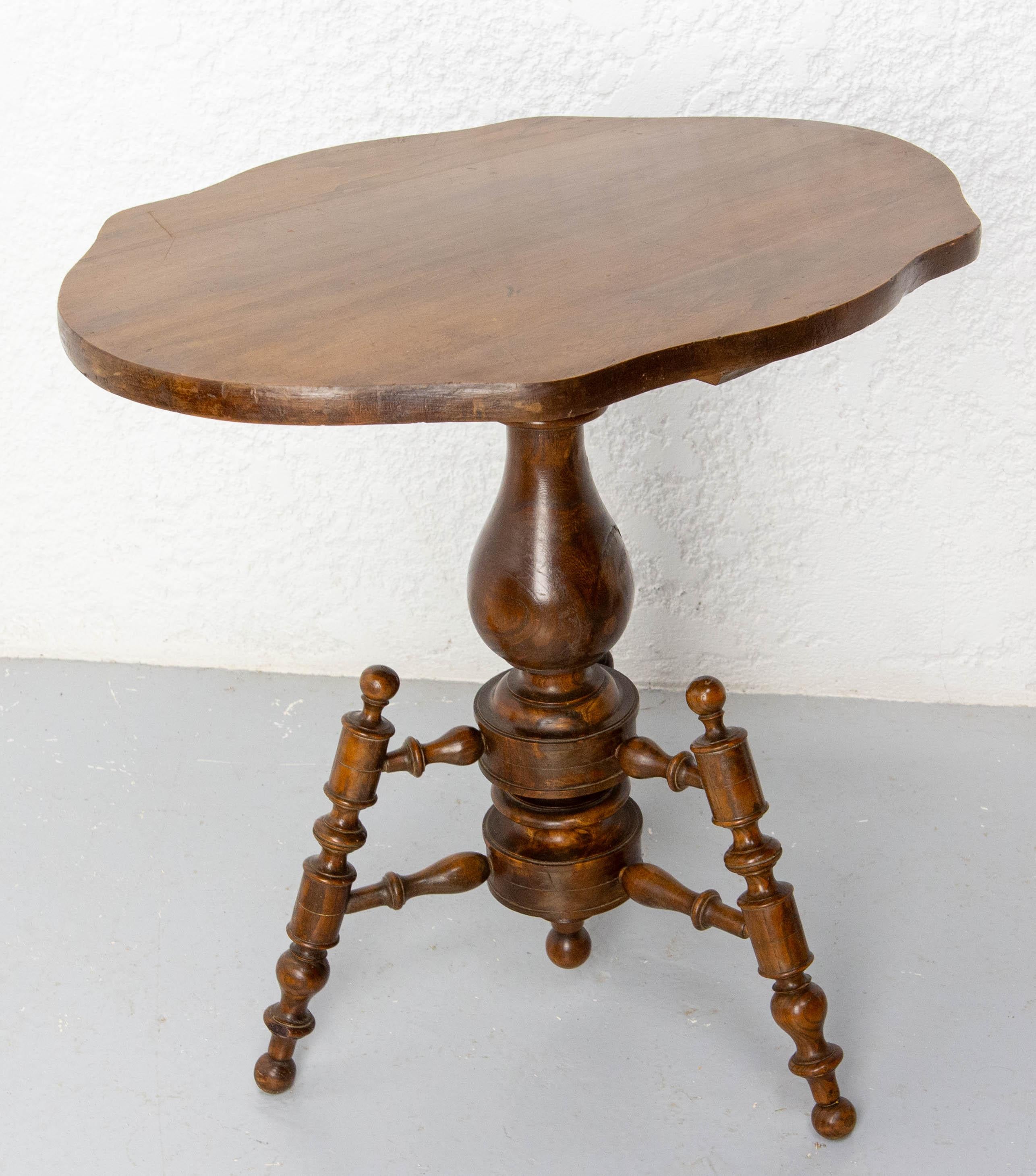 French Elm Gueridon or Side Table with Turned Feet, circa 1920 In Good Condition For Sale In Labrit, Landes