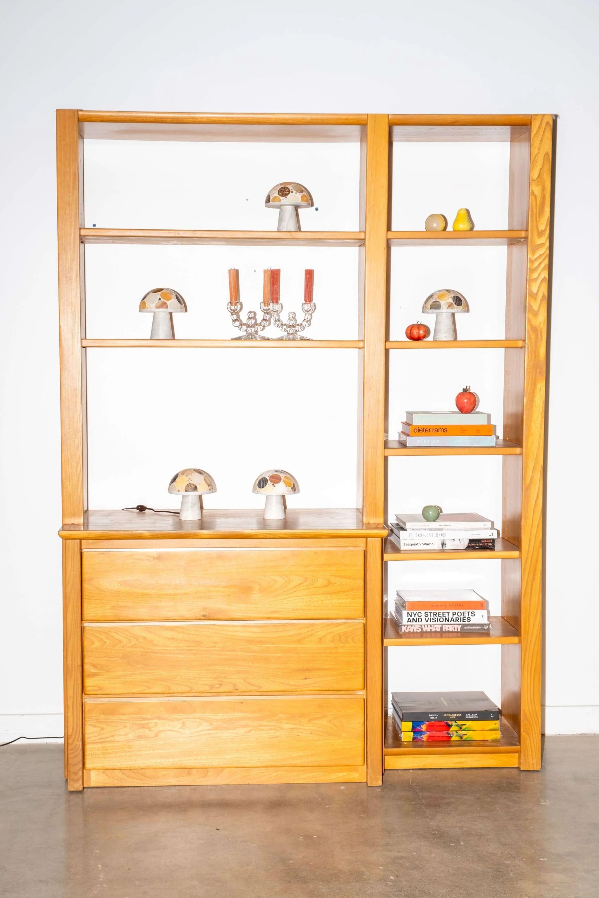 Mobile contenitore in olmo massiccio del 1950 del produttore francese Maison Regain, noto per i suoi lavori di qualità senza tempo. Un cassetto superiore incernierato ed estraibile, 2 ampi cassetti inferiori e ripiani regolabili.  - perfetto per