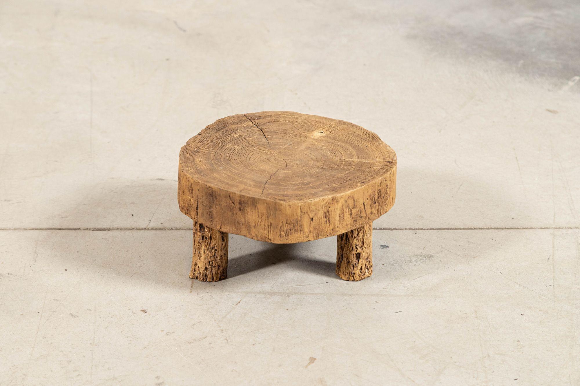 vers 1900
Table d'appoint en orme français
sku 1519G
W25.5 x D24 x H13 cm
Poids 2Kg